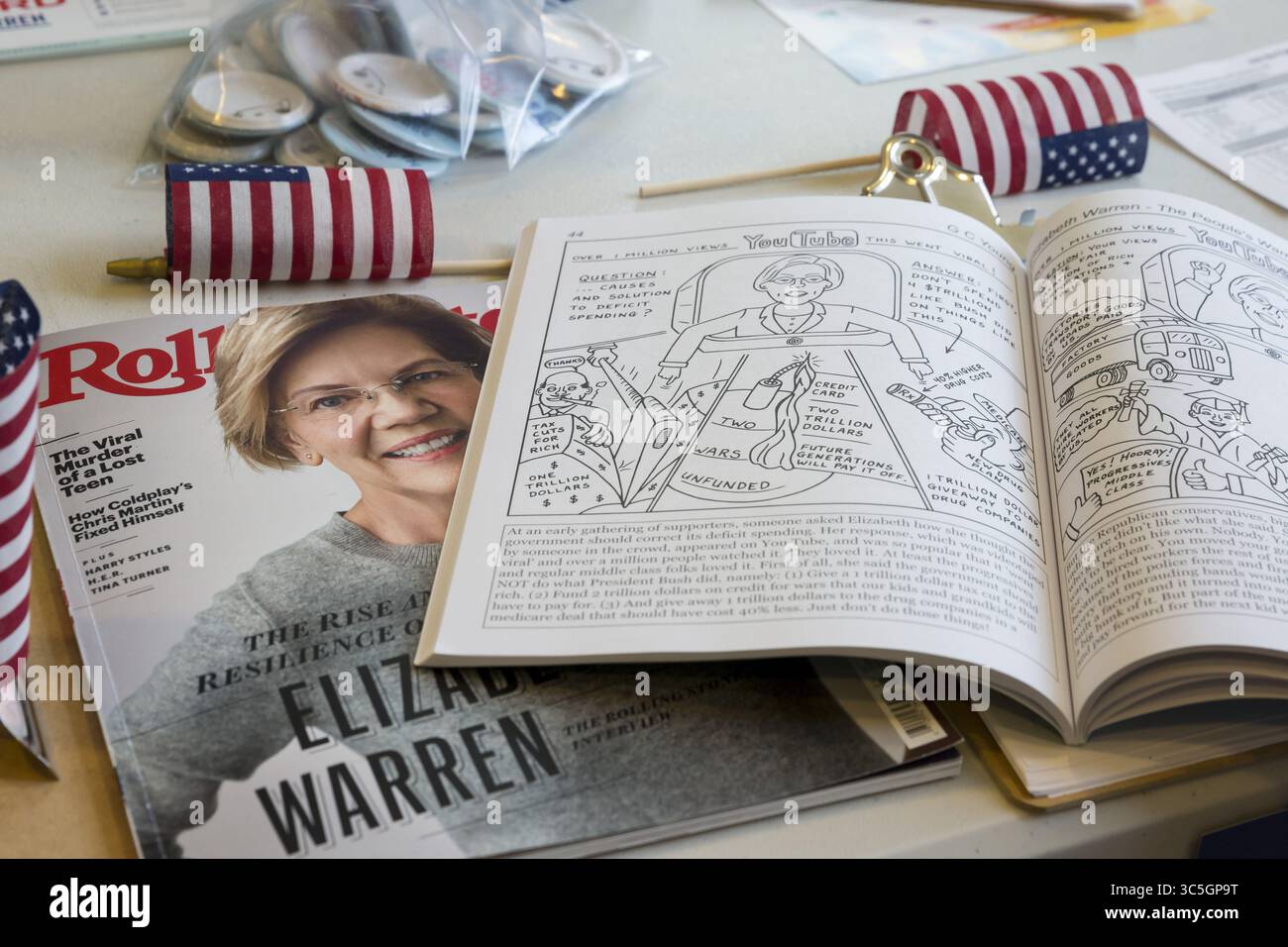 16. Februar 2020, Seattle, Washington, USA: Ein Stapel von Büchern und Zeitschriften füllt die Registrierungstabelle im Wahlkampfbüro von Elizabeth Warren in Lower Queen Anne am Sonntag, den 16. Februar 2020. Open is G C Youngâ™s selbst veröffentlichtes politisches Malbuch â€œElizabeth Warren the People's Warriorâ (Kreditbild: © Paul Christian Gordon/ZUMA Wire) Stockfoto