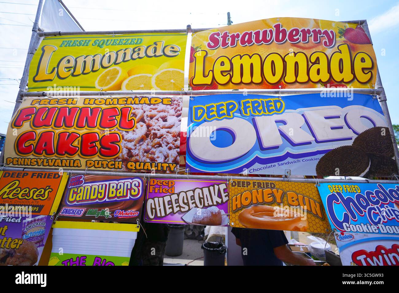 Frittierte Lebensmittel Und Snacks Stehen Auf Der Karnevalsmesse Mit Frittierten Trichterkuchen Und Frischer Lemonade Stockfoto