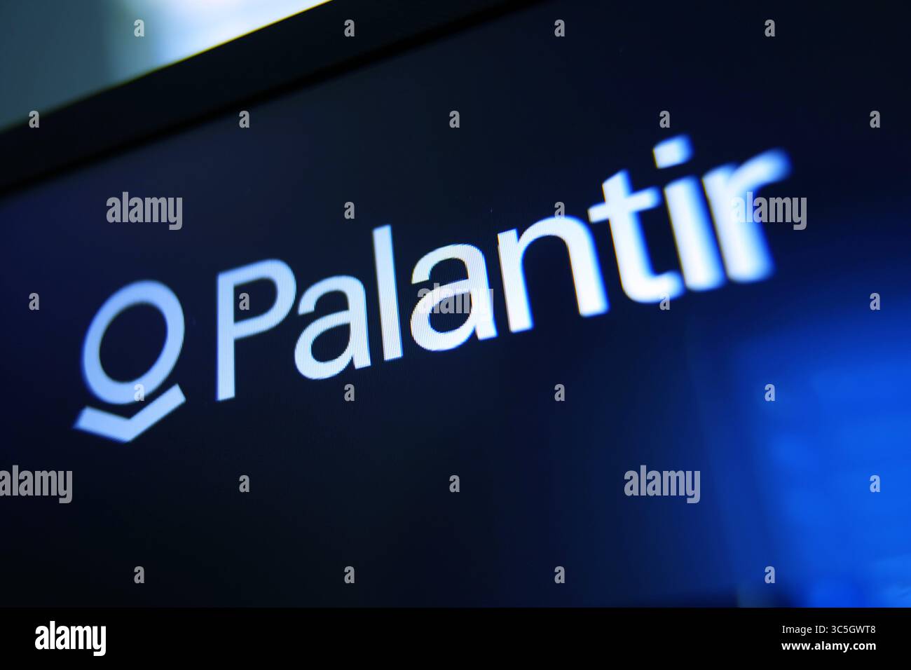 Das Palantir-Logo Wird Auf Dem Hochauflösenden Demodisplay Mit Futuristischer Oberfläche Präsentiert Stockfoto