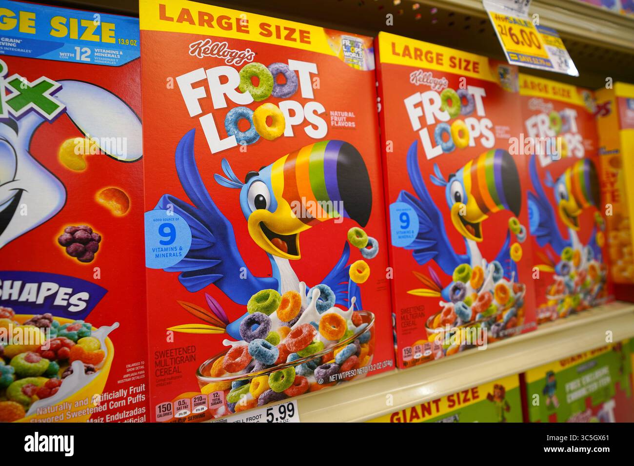 Kelloggs Froot Loops Müslischachteln Sind Hell Im Lebensmittelgeschäft Regal Ausgestellt Stockfoto