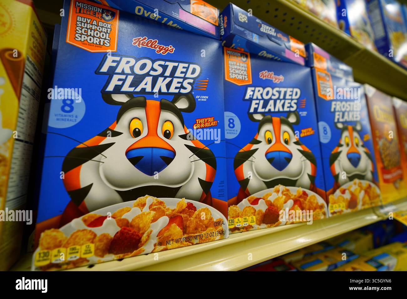 Die Müslischachteln „Frosted Flakes“ Werden Im Lebensmittelgeschäft Mit Dem Legendären Tony Dem Tiger Knackig Ausgestellt Stockfoto