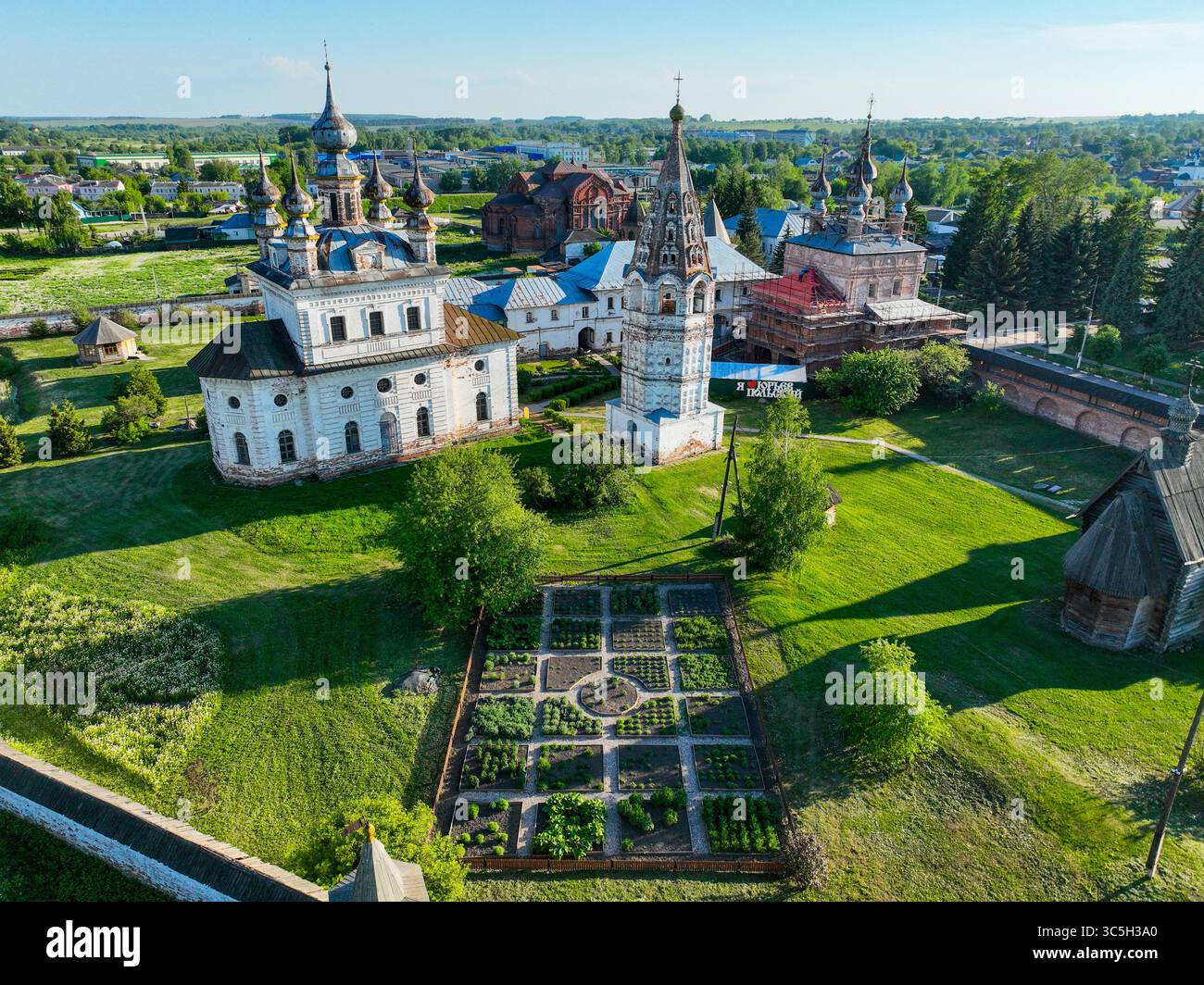 Ein Blick aus der Vogelperspektive zeigt die wichtigsten Kirchen und das weitläufige Klostergelände in Juryev Polsky, Russland, mit detaillierter Architektur und grünen Rasenflächen wi Stockfoto