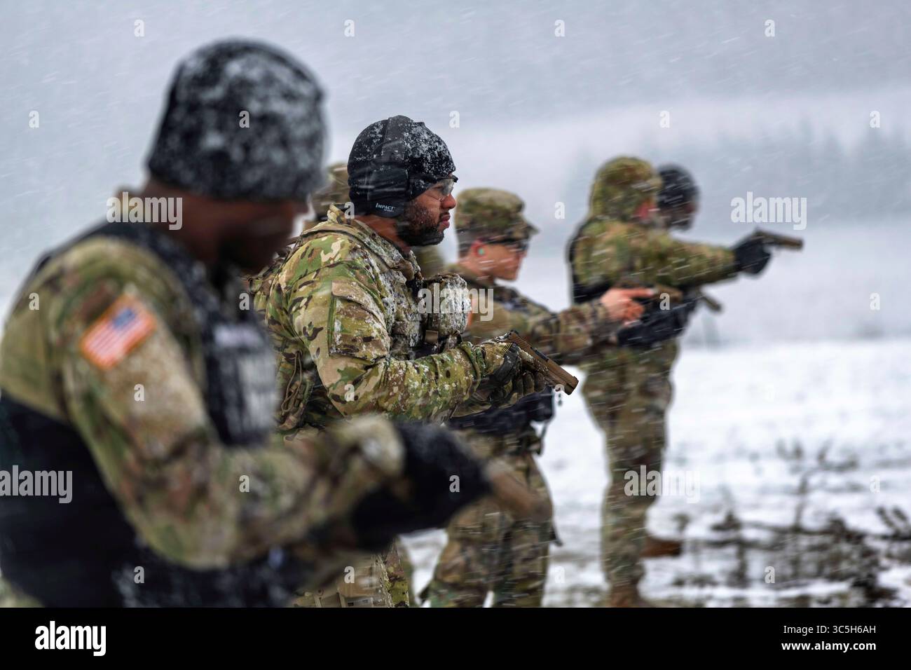 12. Februar 2019 - Baumholder, Rheinland-Pfalz, Deutschland - Soldaten der US-Armee mit der 549. Militärpolizeikompanie greifen ihre Ziele mit der M17-Pistole in Baumholder, Deutschland, am 12. Februar 2020 an. Die Soldaten qualifizierten sich für die neue Pistole zusammen mit M249 SAW und anderen Besatzungswaffen. Jährliche Qualifikationen zeigen, dass die Soldaten ihre Fähigkeiten in der Kampfkunst beibehalten haben. (Bild: © U.S. Army/ZUMA Wire/ZUMAPRESS.com) Stockfoto