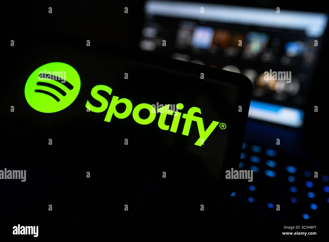 Spotify Logo Leuchtet Auf Dem Digitalbildschirm Auf, Musik-Playlist-Schnittstelle Ist Sichtbar Stockfoto