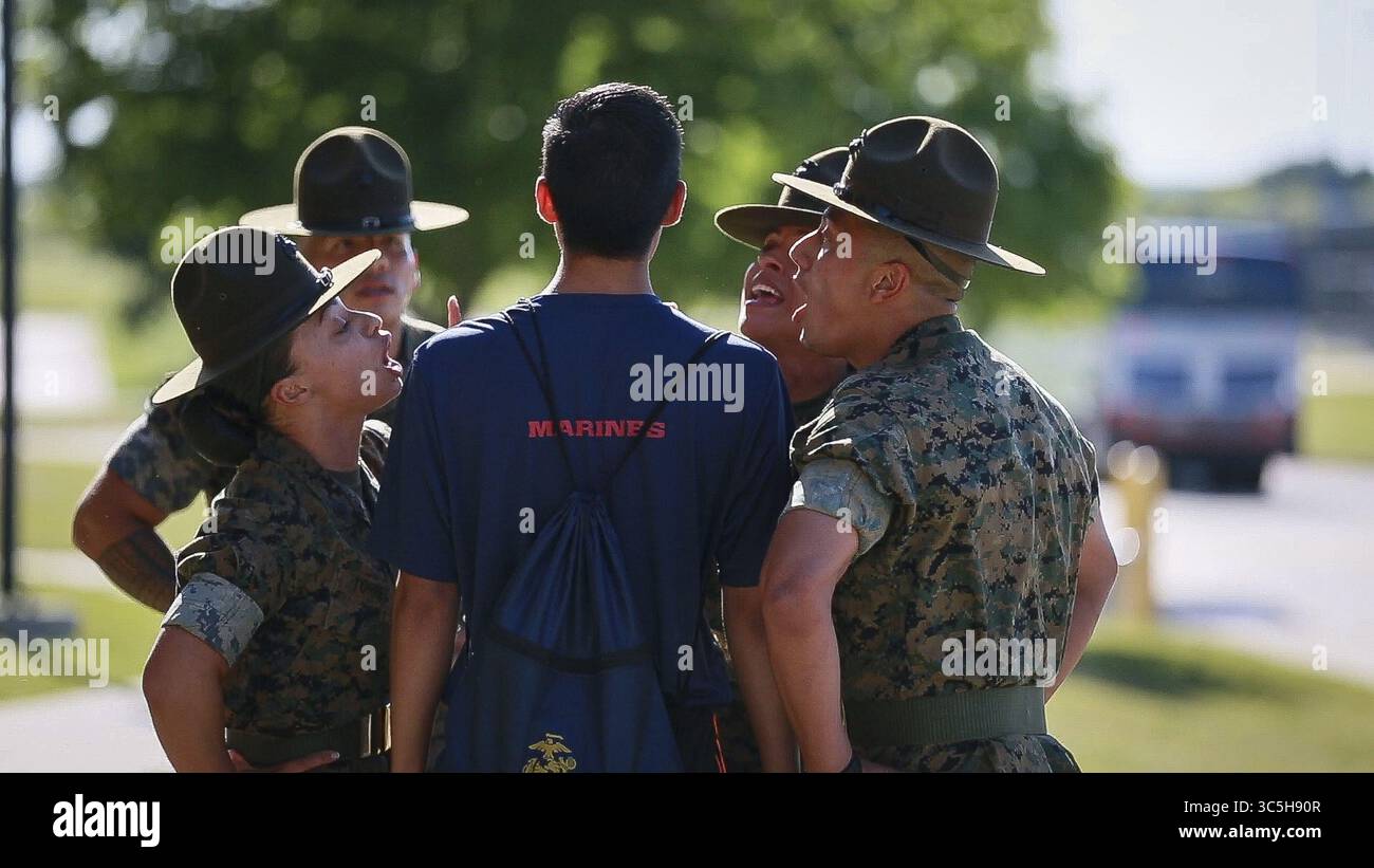 28. April 2019, Fort Worth, TX, Vereinigte Staaten: Bohrinstruktoren des U.S. Marine Corps rufen einen Rekruten auf der Recruiting Station Fort Worth am 28. April 2019 in Fort Worth, Texas an. (Bild: © Danielle Rodrigues/Planetpix/Planet Pix via ZUMA Wire) Stockfoto