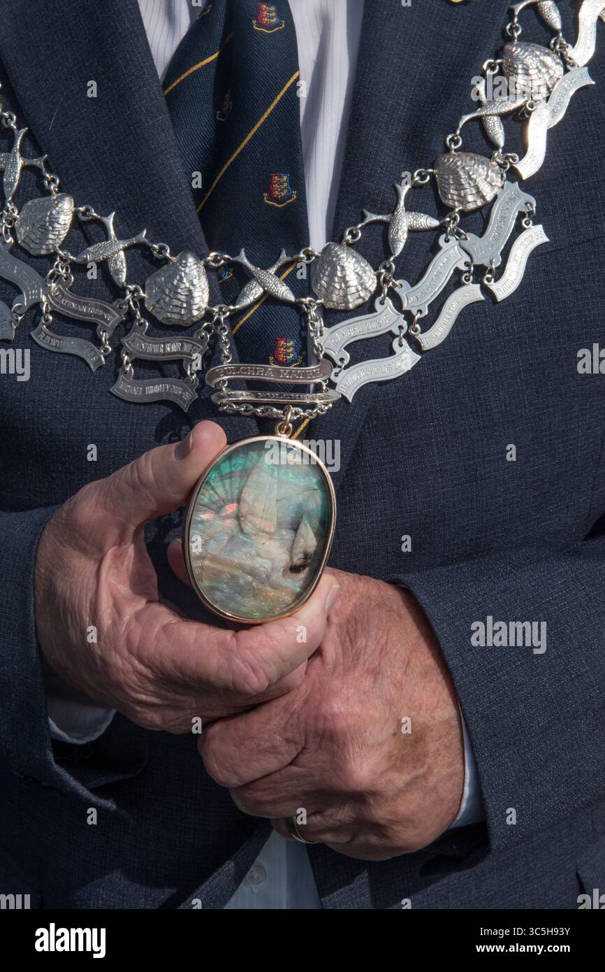 Der große Opal, der mit einer Meereslandschaft geschnitzt wurde, gilt als der größte geschnitzte Opal der Welt. Sicherlich sehr groß. Die solide Silberkette besteht aus abwechselnden Verbindungen von Austern und Kreuzschatten sowie den Namen aller anderen Inhaber des Amtes „Stellvertreter der Freiheitszone Cinque Port Liberty of Brightlingsea“ Das Motto direkt über dem Opal steht in lateinischer Sprache. Da steht: "Von einer schönen Mutter und einer schöneren Tochter." Es wurde Brightlingsea von John Bateman, dem ersten Deputy, im Jahr 1887 überreicht. Brightlingsea, Essex, England 3. September 2021, UK 2020s HOMER SYKES Stockfoto