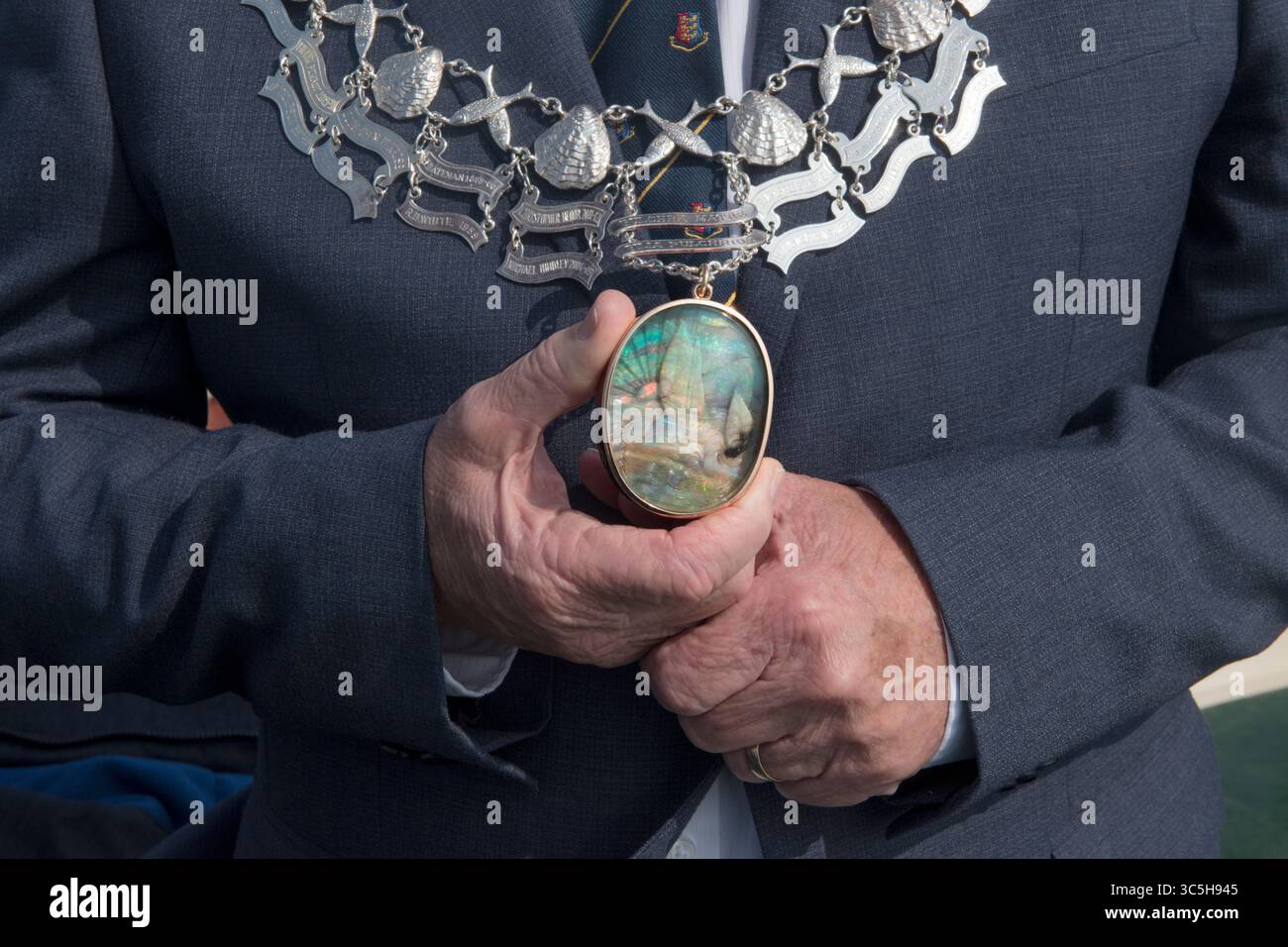 Der große Opal, der mit einer Meereslandschaft geschnitzt wurde, gilt als der größte geschnitzte Opal der Welt. Sicherlich sehr groß. Die solide Silberkette besteht aus abwechselnden Verbindungen von Austern und Kreuzschatten sowie den Namen aller anderen Inhaber des Amtes „Stellvertreter der Freiheitszone Cinque Port Liberty of Brightlingsea“ Das Motto direkt über dem Opal steht in lateinischer Sprache. Da steht: "Von einer schönen Mutter und einer schöneren Tochter." Es wurde Brightlingsea von John Bateman, dem ersten Deputy, im Jahr 1887 überreicht. Brightlingsea, Essex, England 3. September 2021, UK 2020s HOMER SYKES Stockfoto
