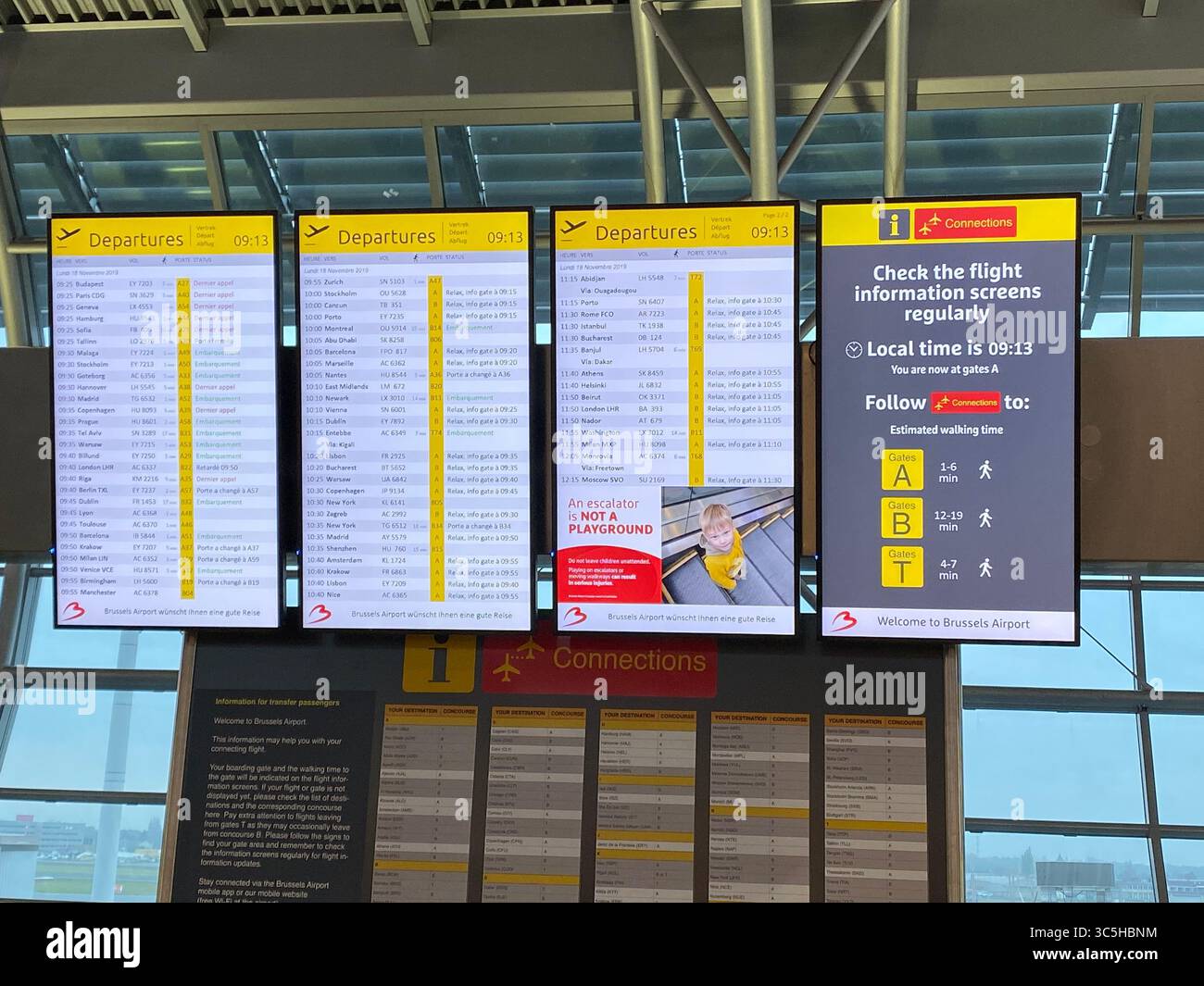 Flughafen Brüssel. Belgien - 18. November 2019. Die Abflugtafel zeigt Fluginformationen mit Echtzeitaktualisierungen für Reisende an. Stockfoto