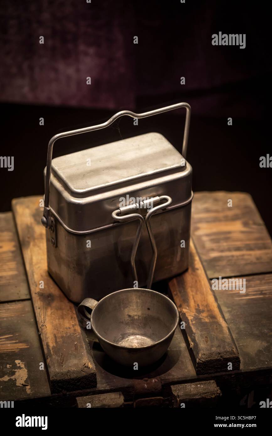 1940s Soldier's Mess Dose mit Brotdose und Tasse Stockfoto
