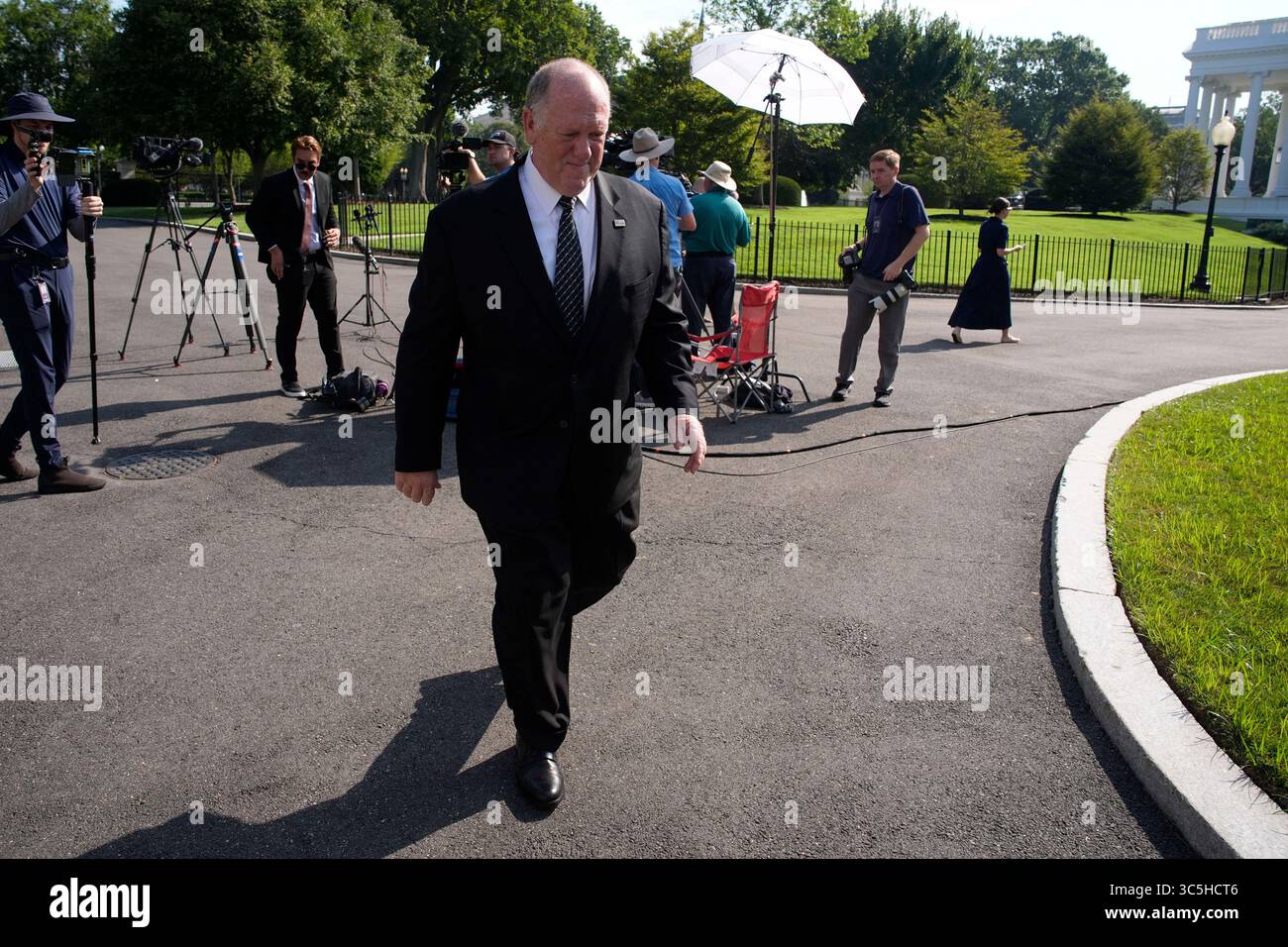Washington, Usa. 30. Juli 2025. Am 30. Juli 2025 spricht Tom Homan mit Reportern vor dem Weißen Haus in Washington. Foto: Yuri Gripas/ABACAPRESS.COM Credit: Abaca Press/Alamy Live News Stockfoto