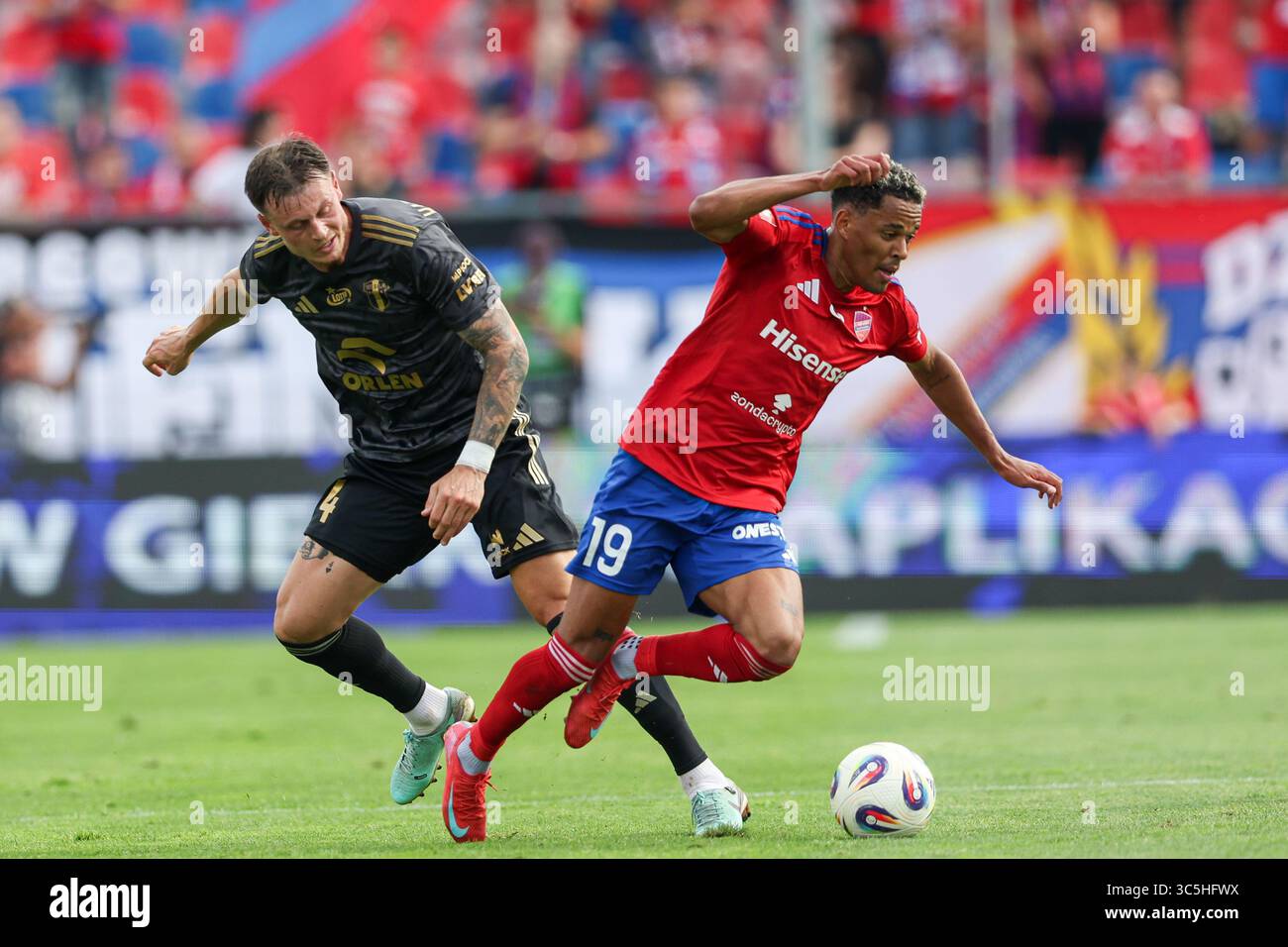 Tschenstochau, Polen. Juli 2025. (L-R) Marcus Haglind-Sangre aus Wisla Plock und Michael Ameyaw aus Rakow Czestochowa werden während des Fußballspiels der polnischen Liga PKO BP Ekstraklasa 2025/2026 zwischen Rakow Czestochowa und Wisla Plock im Städtischen Stadion (Tschenstochau) in Aktion gesehen. Endpunktzahl: Rakow Czestochowa 1:2 Wisla Plock. (Foto: Grzegorz Wajda/SOPA Images/SIPA USA) Credit: SIPA US/Alamy Live News Stockfoto