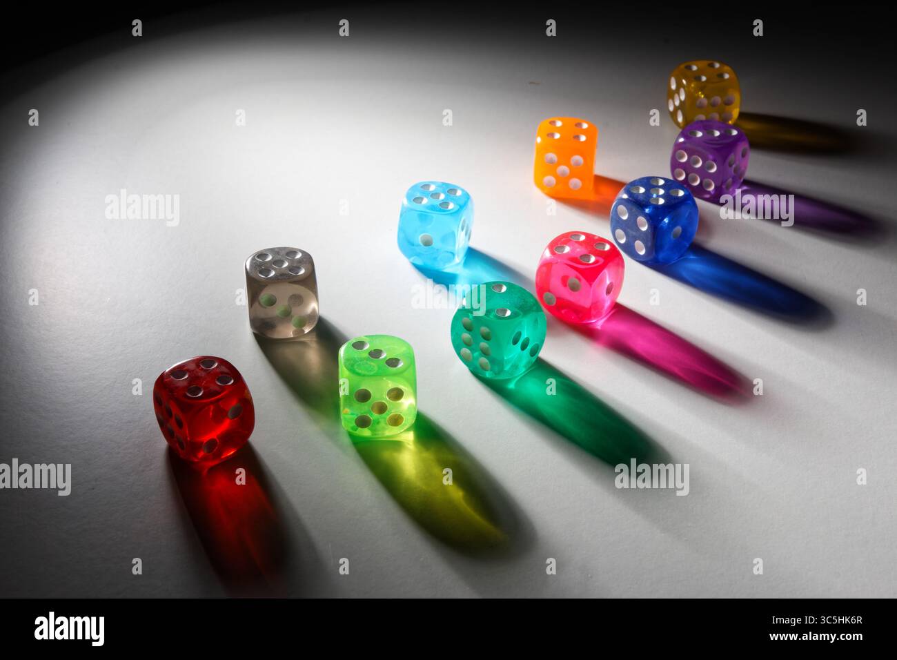 Ansicht zufällig positionierter, mehrfarbiger Würfel mit Licht und echten Schatten Stockfoto