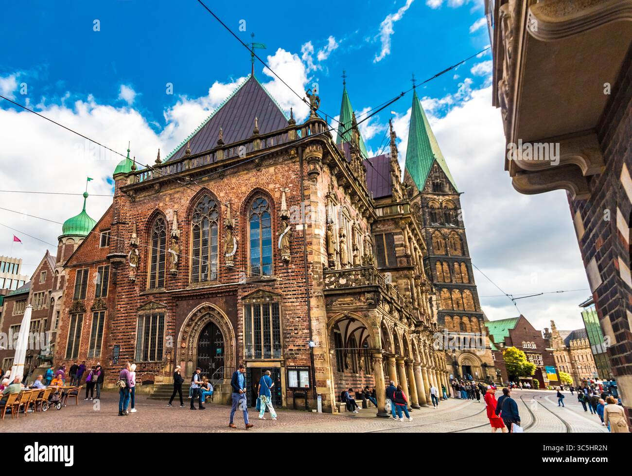 Toller Blick auf die Nordwestfassade des berühmten Bremer Rathauses und hinter den beiden Türmen des Bremer Doms. Stockfoto