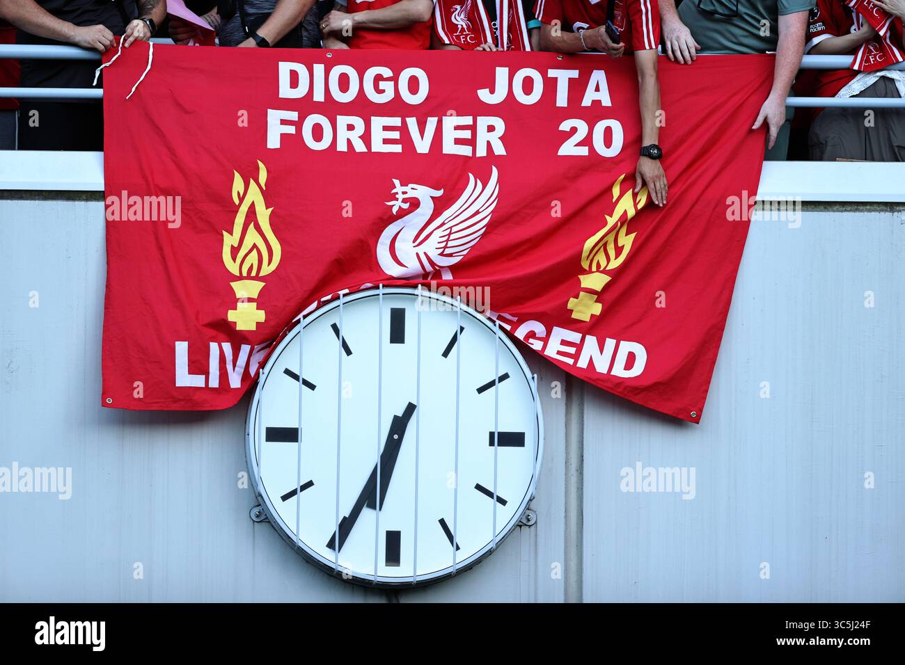 Yokohama, Japan. 30. Juli 2025. Fans von Liverpool tragen eine Flagge mit dem Namen und der Trikotnummer Diogo Jota vor dem Spiel der Meiji Yasuda J. League World Challenge 2025 zwischen Liverpool und Yokohama F. Marinos in Yokohama, Japan, 30. Juli 2025. Quelle: Jia Haocheng/Xinhua/Alamy Live News Stockfoto
