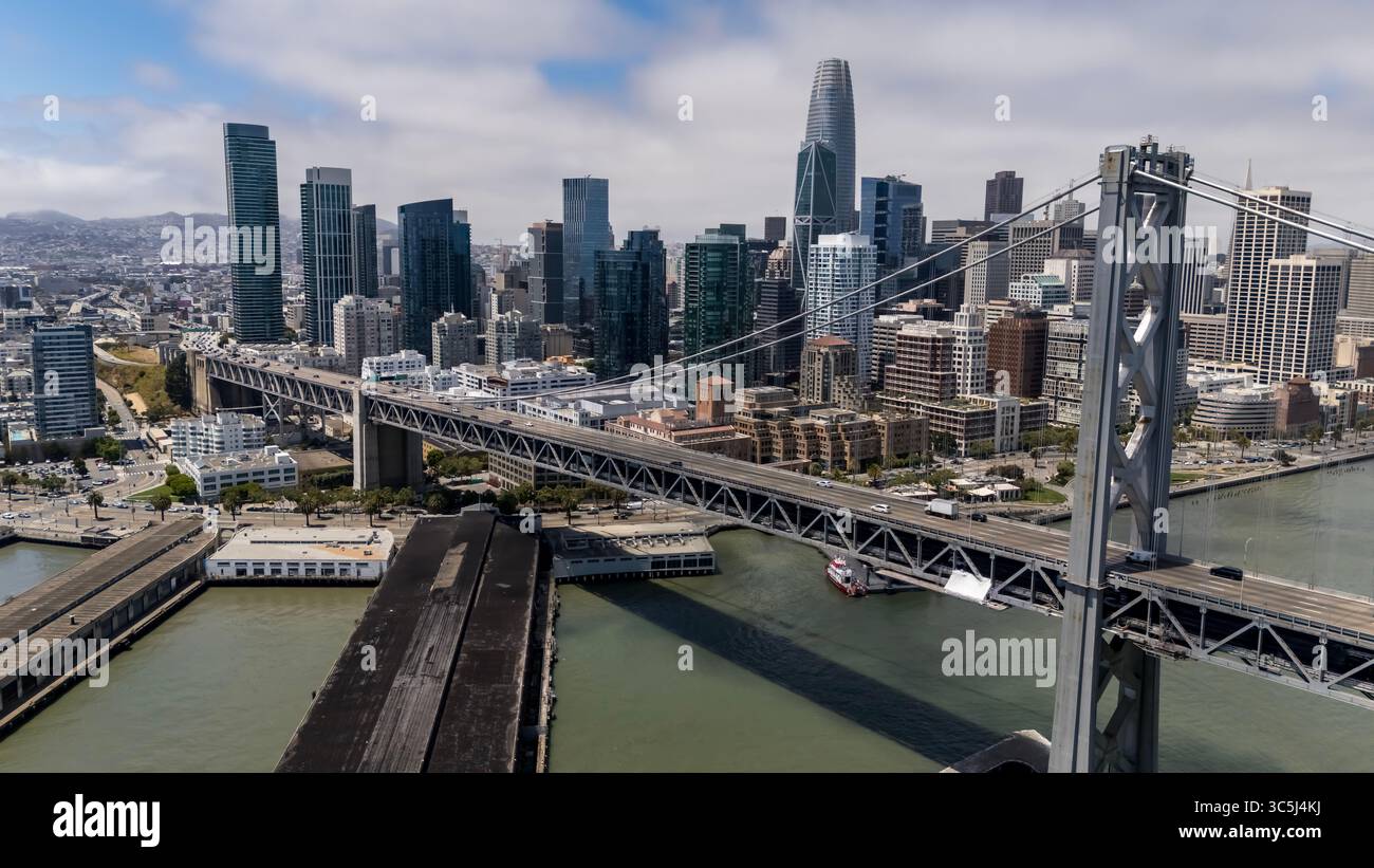 SAN FRANCISCO, CA USA - 28. Juli 2025: Die Bay Bridge, die sich über die Bucht von San Francisco erstreckt, verbindet San Francisco und Oakland mit ihren Doppeldecks und der auffälligen Aufhängung. Stockfoto
