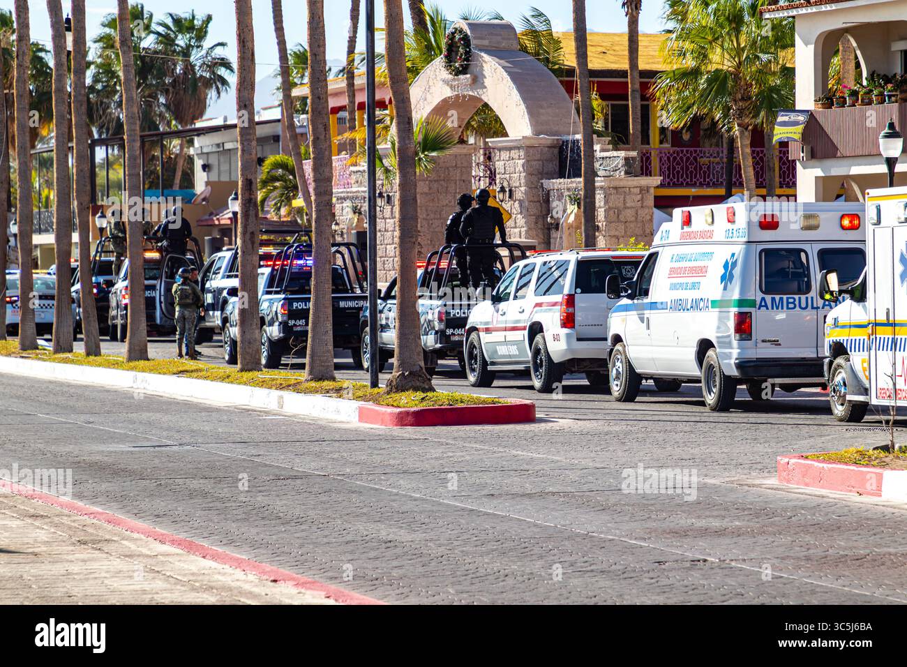 Loreto, Baja California Sur. Dezember 2024. Eine Gruppe von Polizisten auf einer Sicherheitsoperation, Lieferwagen und Krankenwagen parken auf der Straße, Polizei innen Stockfoto