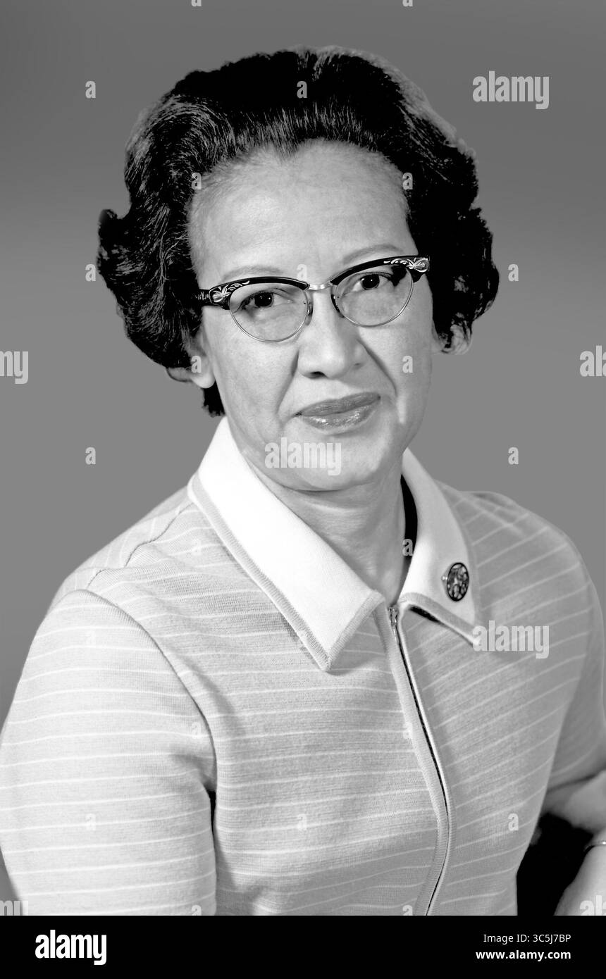 Katherine Coleman Goble Johnson (* 26. August 1918 C 24. Februar 2020) war eine US-amerikanische Mathematikerin, deren Berechnungen der Orbitalmechanik als Angestellte der NASA entscheidend für den Erfolg der ersten und nachfolgenden US-amerikanischen Raumflüge waren. 1966, Langley, Virginia, USA: NASA-Forschungsmathematikerin KATHERINE JOHNSON an ihrem Schreibtisch im Langley Research Center im Jahr 1966. Johnson arbeitete bei Langley und leistete kritische technische Beiträge, darunter die Berechnung der Flugbahn des Fluges von Alan Shepard, dem ersten Amerikaner im Weltraum, 1961. Johnson ist auch für die Überprüfung der Berechnung bekannt Stockfoto