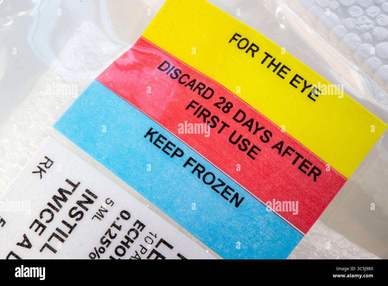 Nahaufnahme eines Reißverschlussbeutels mit temperaturempfindlichen Augentropfen für Glaukom, 2025, USA Stockfoto