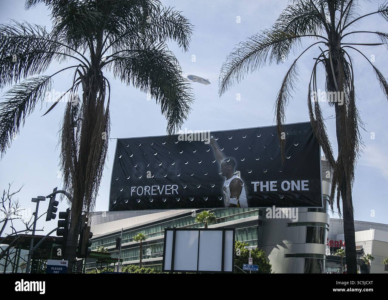 24. Februar 2020, Los Angeles, Kalifornien, USA: Ein Poster beim Celebration of Life Memorial für Kobe Bryant und Tochter Gianna am Montag, 24. Februar 2020 im Staples Center in Los Angeles, Kalifornien. JAVIER ROJAS/PI (Bild: © Prensa Internacional Via ZUMA Wire) Stockfoto