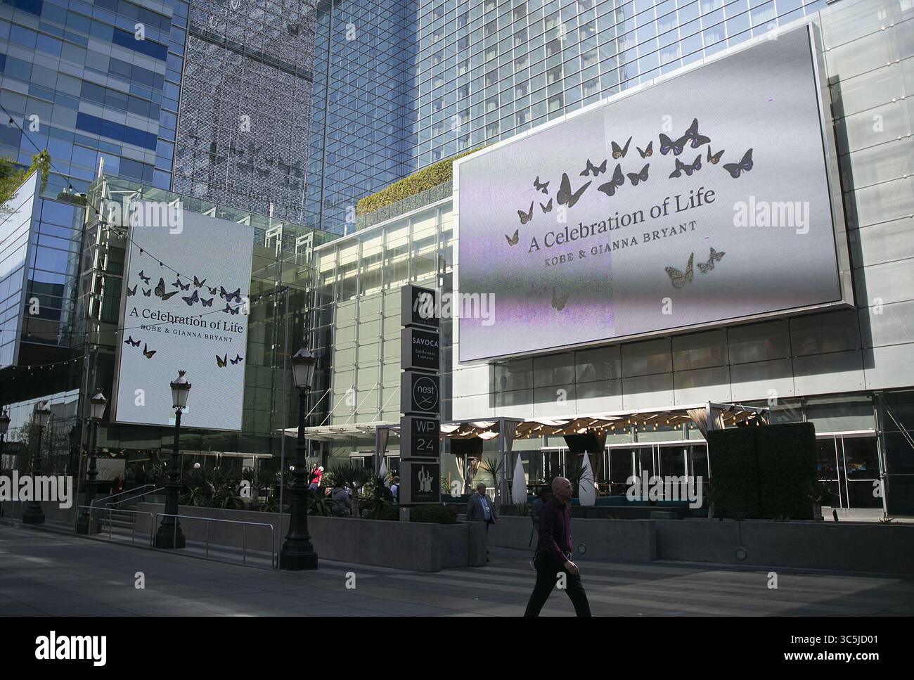 Februar 2020, Los Angeles, Kalifornien, USA: Fans nehmen am Montag, den 24. Februar 2020 im Staples Center in Los Angeles, Kalifornien, am Celebration of Life Memorial für Kobe Bryant und Tochter Gianna Teil. JAVIER ROJAS/PI (Bild: © Prensa Internacional Via ZUMA Wire) Stockfoto
