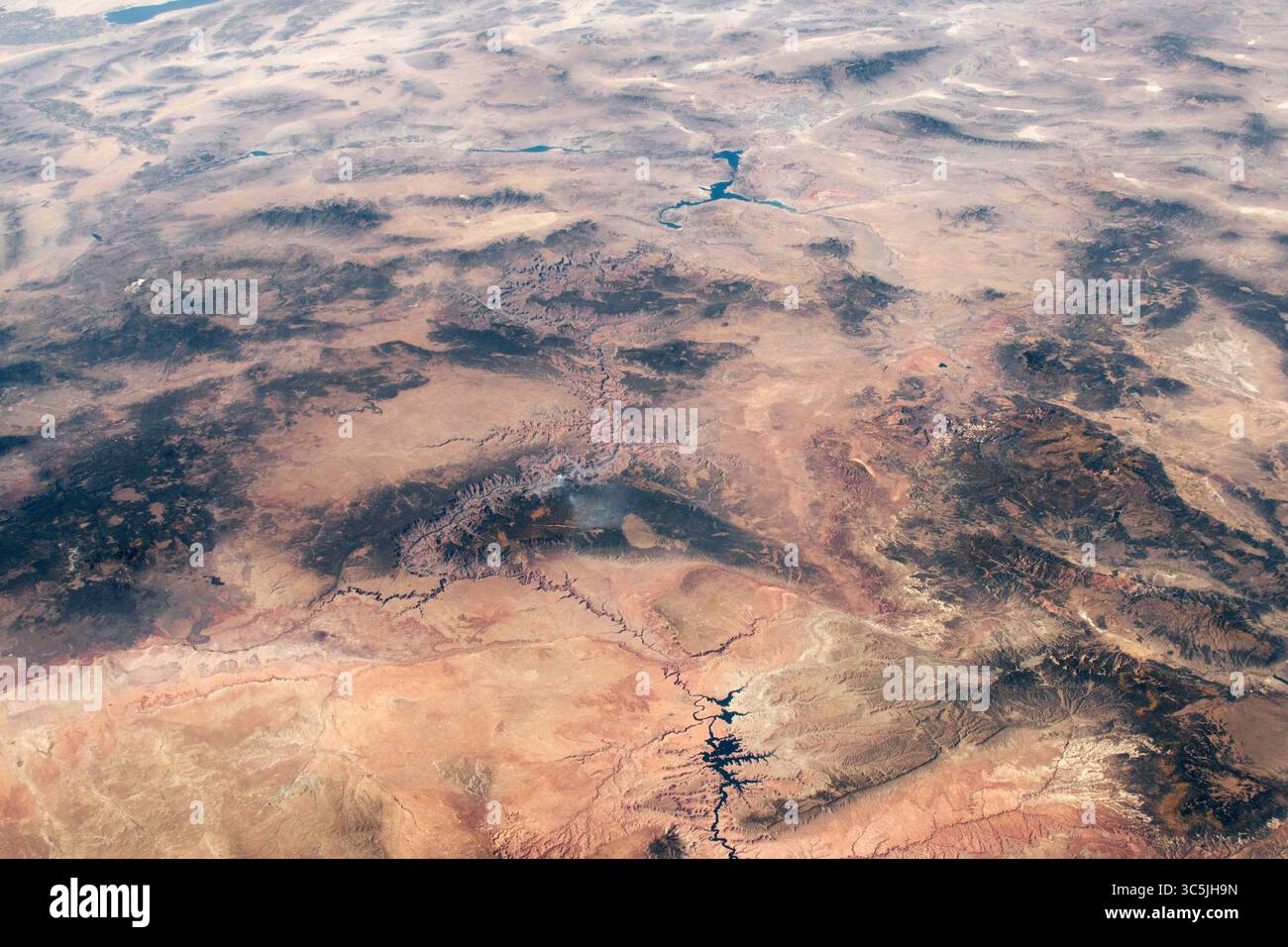 29. Oktober 2010 – Colorado, USA – Alte geologische Merkmale und moderne Reservoirs teilen das Hauptlicht auf diesem Foto des Colorado Plateaus, das von einem Astronauten an Bord der Internationalen Raumstation (ISS) aufgenommen wurde. Die westliche Hälfte des Plateaus, das sich über den Südosten von Utah und den Norden Arizonas erstreckt, wird vom Colorado River und seinen Nebenflüssen dominiert, die zusammen mehr als 90 Prozent des Wassers auf dem Plateau ableiten. Nach Angaben des U.S. National Park Service begann der Colorado River vor etwa 5 bis 6 Millionen Jahren, das Plateau zu erodieren und bildete viele der heute bekannten Merkmale wie den Th Stockfoto