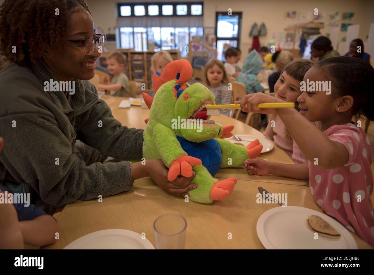Februar 11, 2020 - Holloman AFB, New Mexico, USA - Senior Airman Bria Lipkins, 49th Aerospace Medical Squadron Zahntechniker, erlaubt einem Kind aus dem Holloman Child Development Center, ihre Putztechniken an einem gefüllten Tier zu testen, 11. Februar 2020, auf der Holloman Air Force Base, NM. Februar ist der nationale Childrenâ Monat für Zahngesundheit, und der Dentalflug besucht die CDC und sowohl die Holloman Grund- als auch die Mittelschule, um sie über die Bedeutung der Zahngesundheit zu informieren. (Bild: © U.S. Air Force/ZUMA Wire/ZUMAPRESS.com) Stockfoto