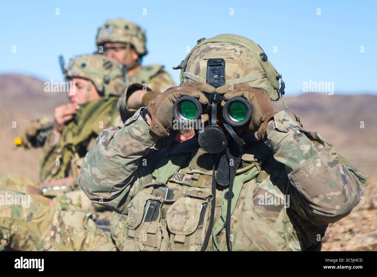 11. Februar 2020: Fort Irwin, Kalifornien, USA: Soldaten der US-Armee, die dem 1st Armored Brigade Combat Team, 3rd Infantry Division, Fort Stewart, Ga. Zugewiesen wurden, suchen nach feindlichen Kräften während der entscheidenden Action Rotation 20-04 im National Training Center (NTC), Fort Irwin, Kalifornien, 11. Februar 2020. Die entscheidenden Action Rotations im National Training Center sorgen dafür, dass die Kampfteams der Armee-Brigade vielseitig, reaktionsschnell und konsistent für aktuelle und zukünftige Eventualitäten zur Verfügung stehen. (Bild: © U.S. Army/ZUMA Wire/ZUMAPRESS.com) Stockfoto