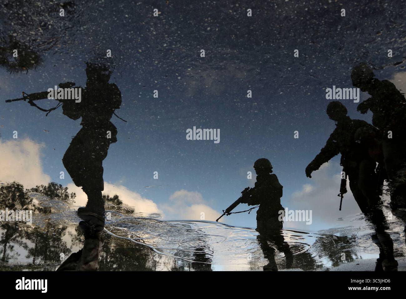 21. Februar 2020 - Beaufort, South Carolina, USA - Rekruten mit Bravo Company, 1. Rekrutierungs-Bataillon, komplettieren den Schmelztiegel an Bord des Marine Corps Recruit Depot Parris Island, 20.-22. Februar. Der Schmelztiegel ist ein 54-stündiger Höhepunkt, der mit Rekruten endet, die ihren Eagle, Globe und Anchor und den Titel U.S. Marine verdienen. (Kreditbild: © U.S. Marines/ZUMA Wire/ZUMAPRESS.com) Stockfoto