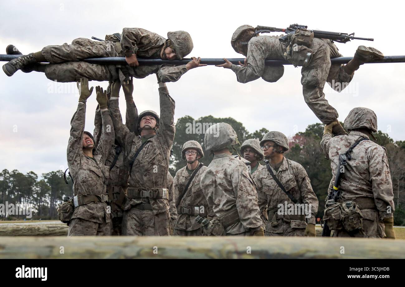 21. Februar 2020 - Beaufort, South Carolina, USA - Rekruten mit Bravo Company, 1. Rekrutierungs-Bataillon, komplettieren den Schmelztiegel an Bord des Marine Corps Recruit Depot Parris Island, 20.-22. Februar. Der Schmelztiegel ist ein 54-stündiger Höhepunkt, der mit Rekruten endet, die ihren Eagle, Globe und Anchor und den Titel U.S. Marine verdienen. (Kreditbild: © U.S. Marines/ZUMA Wire/ZUMAPRESS.com) Stockfoto