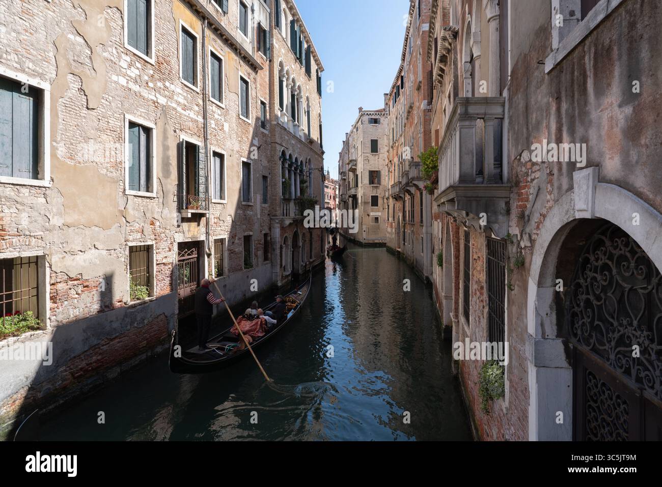 Gondelfahrt auf dem Kanal in Venedig, Italien Stockfoto