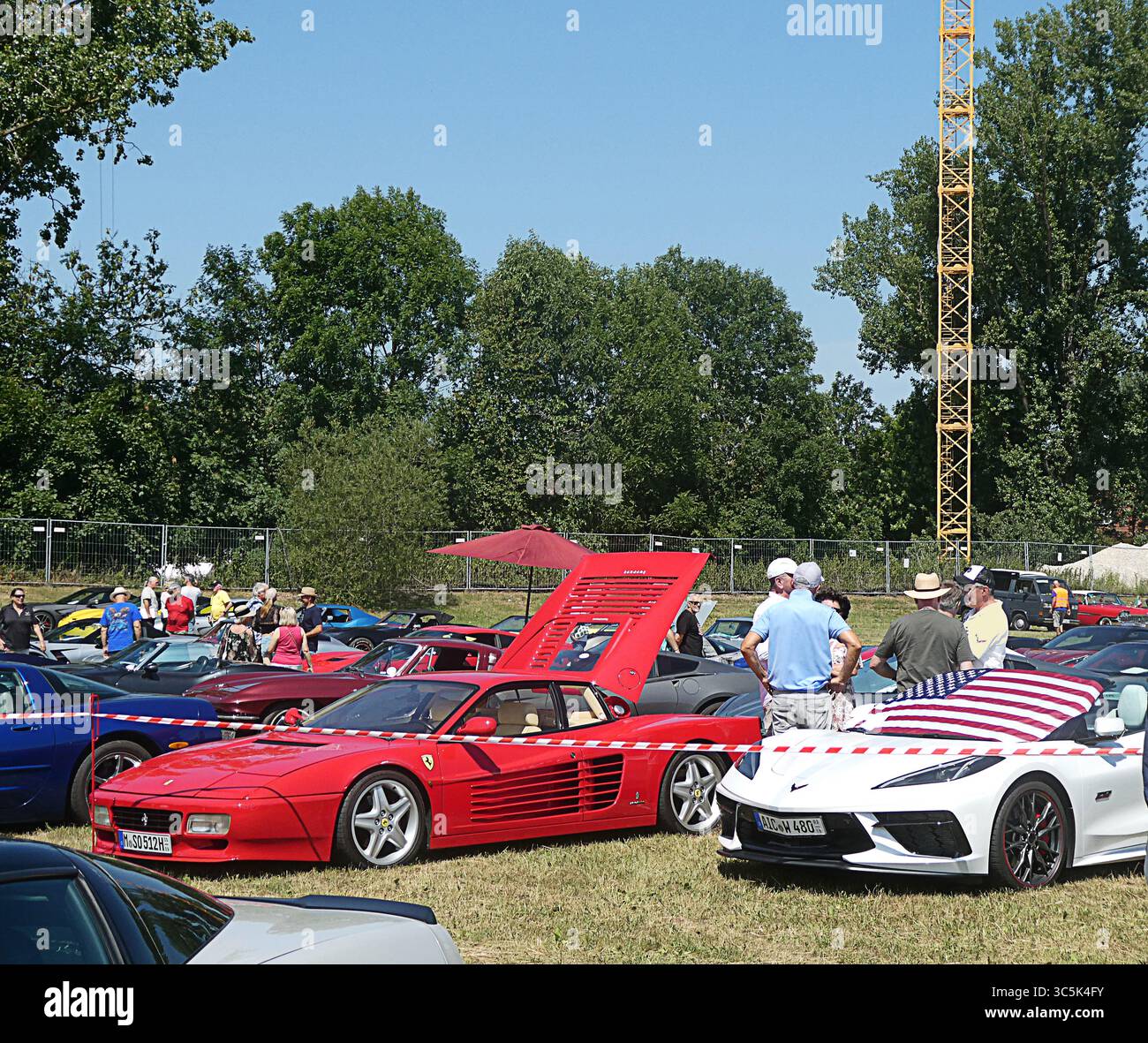 Garching, Deutschland - Oldtimer-Auto- und Motorradausstellung 2025, 4. Juli - prächtiger roter Ferrari Testarossa 1989 mit geöffneter Heckhaube Stockfoto