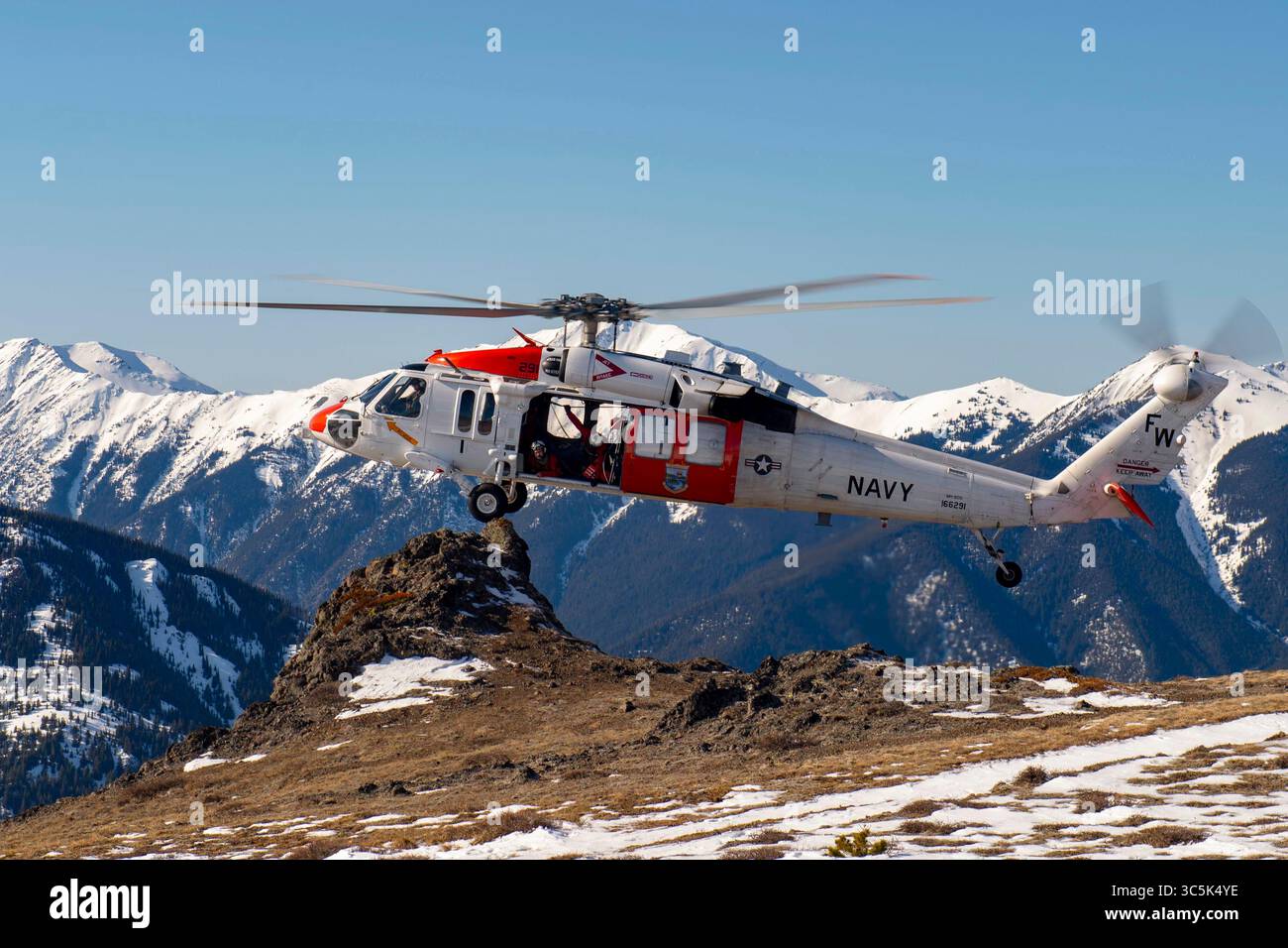 19. Februar 2020 - Oak Harbor, Washington, USA - ein MH-60S Sea Hawk Hubschrauber von der Naval Air Station (NAS) Whidbey Island bereitet sich auf die Landung während einer Alpine Search and Rescue (SAR) Trainingsmission in den Olympischen Bergen vor. NAS Whidbey Islandâ SAR-Einheit trainiert für Notfälle in verschiedenen Umgebungen, einschließlich Überwasser- und Bergrettung, mit Methoden wie Abseilen, Heben und Berglandungen. (Kreditbild: © U.S. Navy /ZUMA Wire/ZUMAPRESS.com) Stockfoto