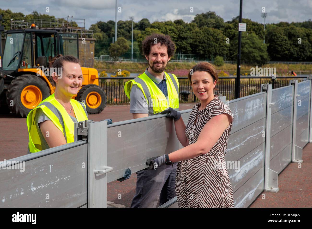 Infrastrukturministerin Liz Kimmins mit Emily Johnston (links), Professional Technical Officer (PTO) und Alan McWatters, Greater Belfast Area Engineer für DFI und Gary Quinn, stellvertretender Direktor für Flüsse im Department for Infrastructure (DFI) während einer groß angelegten Schulungsübung am Ufer des Lagan in Belfast, die zeigt, wie die Hochwasserschutzanlagen in Belfast im Falle einer Flutwelle vollständig in Betrieb gehen würden. Die Übung umfasst die Installation und anschließende Demontage von ca. 1500 m provisorischen Hochwasserschutzanlagen, die als Teil genutzt werden sollen Stockfoto