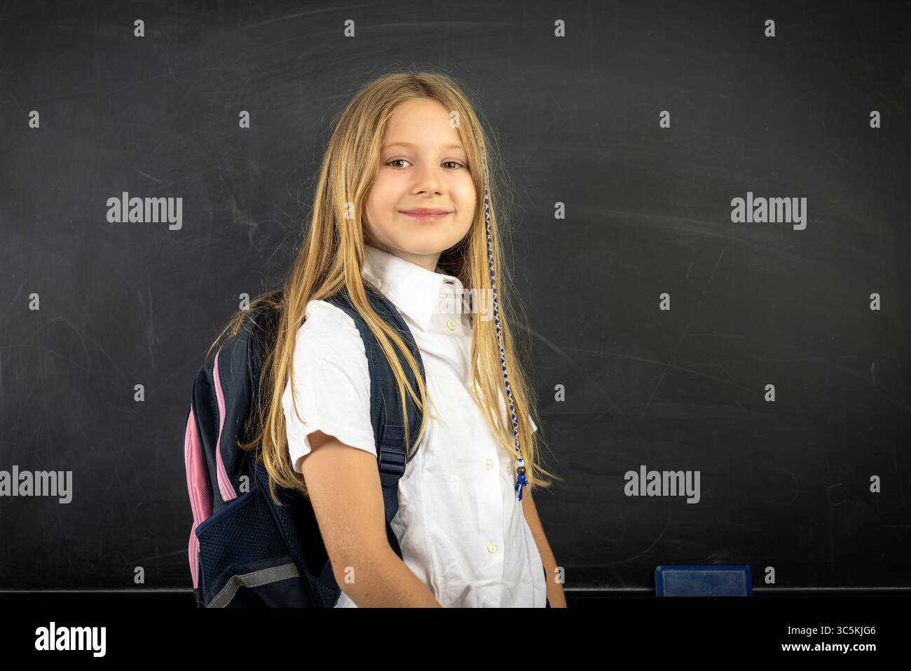 Back-to-School-Konzept, lächelnder Schulmädchenhintergrund Stockfoto