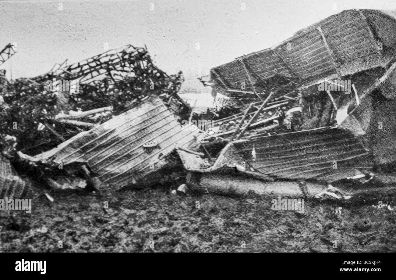An der Absturzstelle verbleibt ein zerquetschter Abschnitt des Aluminiumrumpf des Zeppelins, wobei ein Motor bemerkenswert intakt ist. Dieses Foto von L'Illustration vom 26. Februar 1916 zeigt die zerstörerische Kraft der Flugabwehr und die Fragilität der frühen Luftschifftechnologie, die in der Luftkriegsführung des Ersten Weltkriegs eingesetzt wurde. Schnee war vor kurzem gefallen und bedeckte den Boden im Februar 1916 in einer kalten, winterlichen Landschaft, die typisch für den Nordosten Frankreichs ist. Stockfoto
