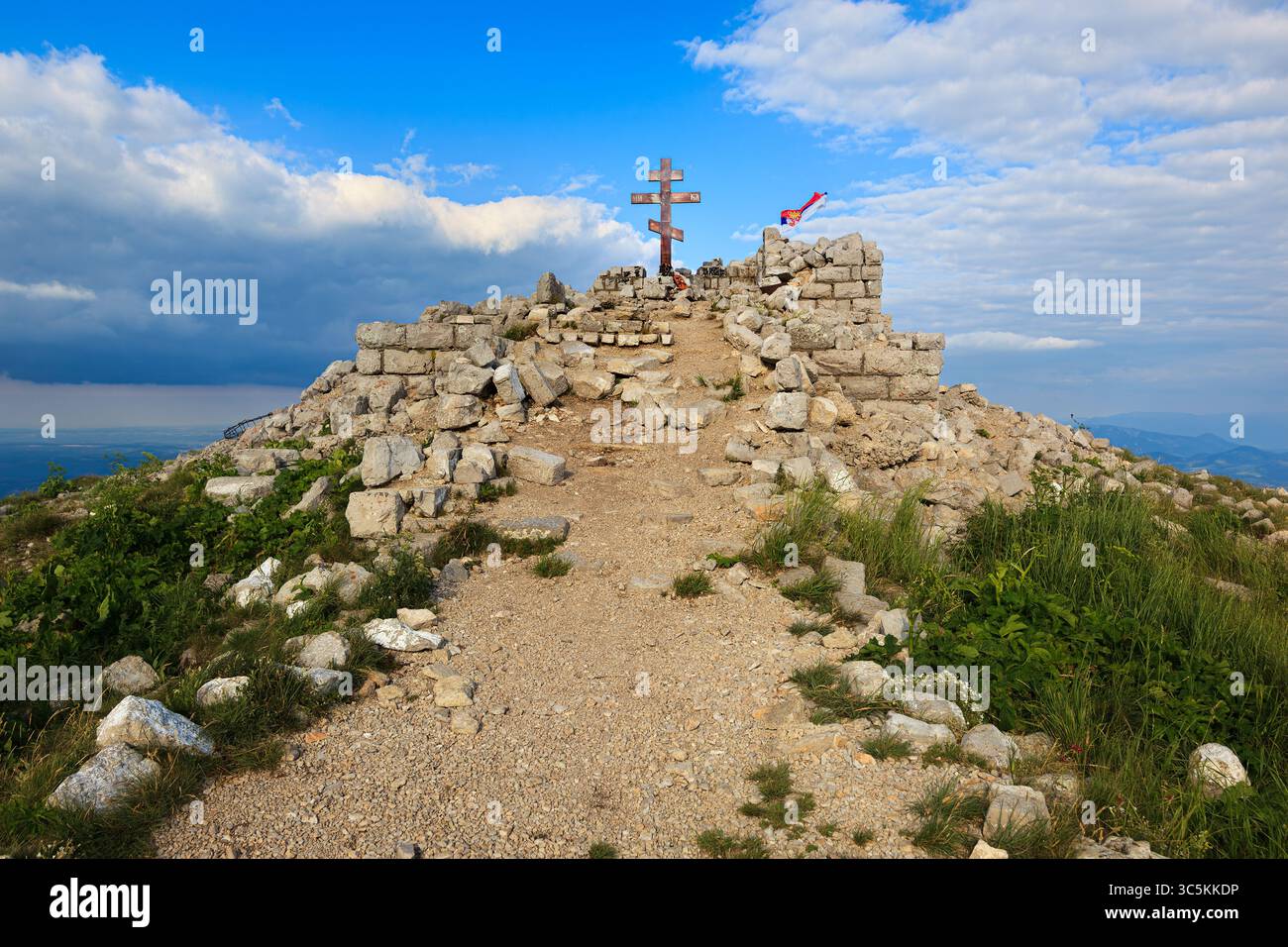 Die Ruinen einer Kapelle auf dem Berg Rtanj zeigen historische Architektur inmitten einer atemberaubenden Naturlandschaft. Stockfoto