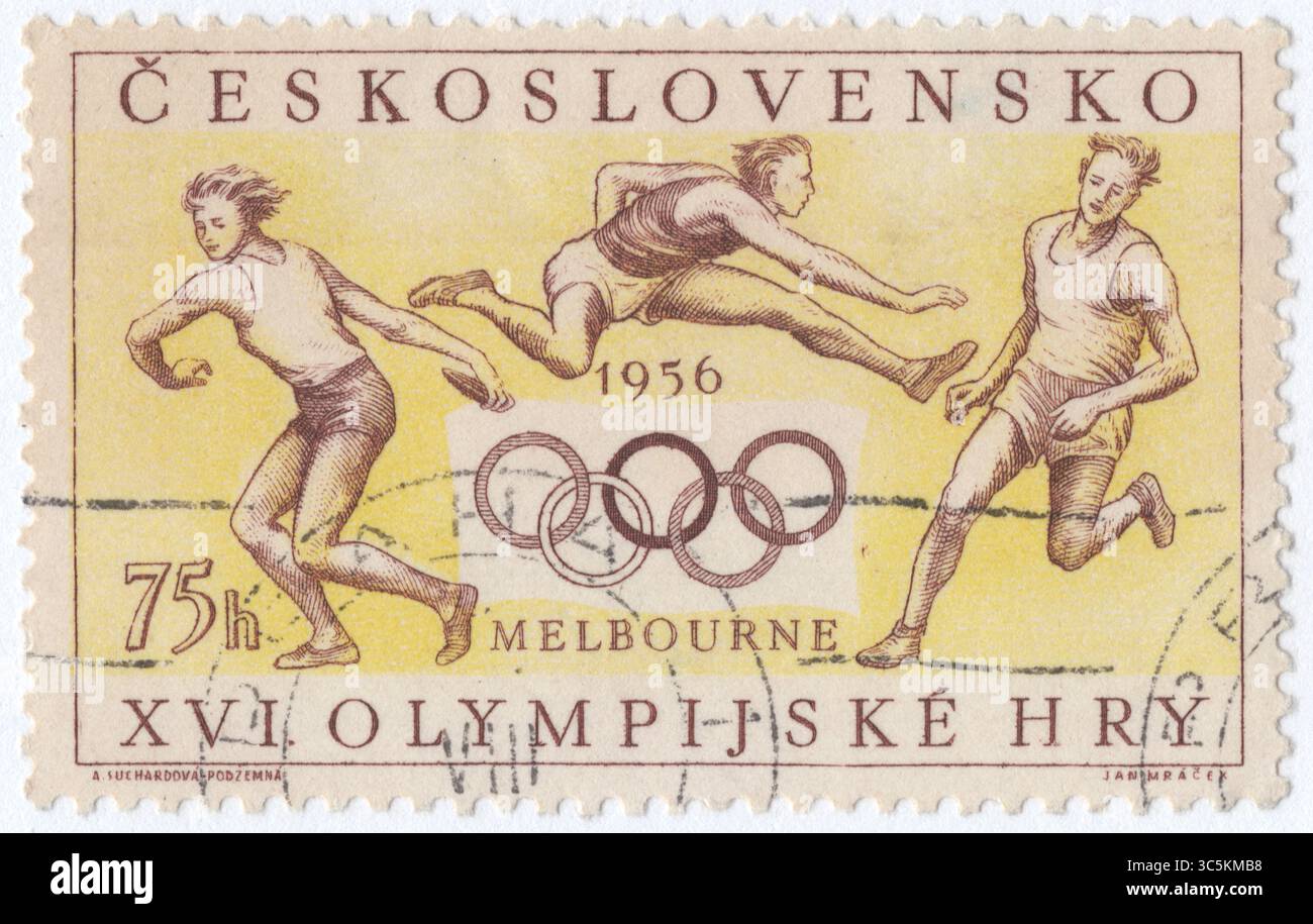TSCHECHOSLOWAKEI - 25. April 1956: 75 haléř braune und zitronige Briefmarke mit Darstellung von Athleten und Olympischen Ringen. XVI. Olympische Sommerspiele in Melbourne 22. November bis 8. Dezember. Spiele der XVI. Olympiade, offiziell unter dem Namen Melbourne 1956, waren eine internationale Multisportveranstaltung, die vom 22. November bis zum 8. Dezember 1956 in Melbourne, Victoria, Australien, ausgetragen wurde, mit Ausnahme der Reitveranstaltungen, die im Juni 1956 in Stockholm, Schweden, stattfanden. Diese Spiele waren die ersten, die in der südlichen Hemisphäre und Ozeanien ausgetragen wurden, sowie die ersten, die außerhalb Europas und Nordamerikas ausgetragen wurden Stockfoto