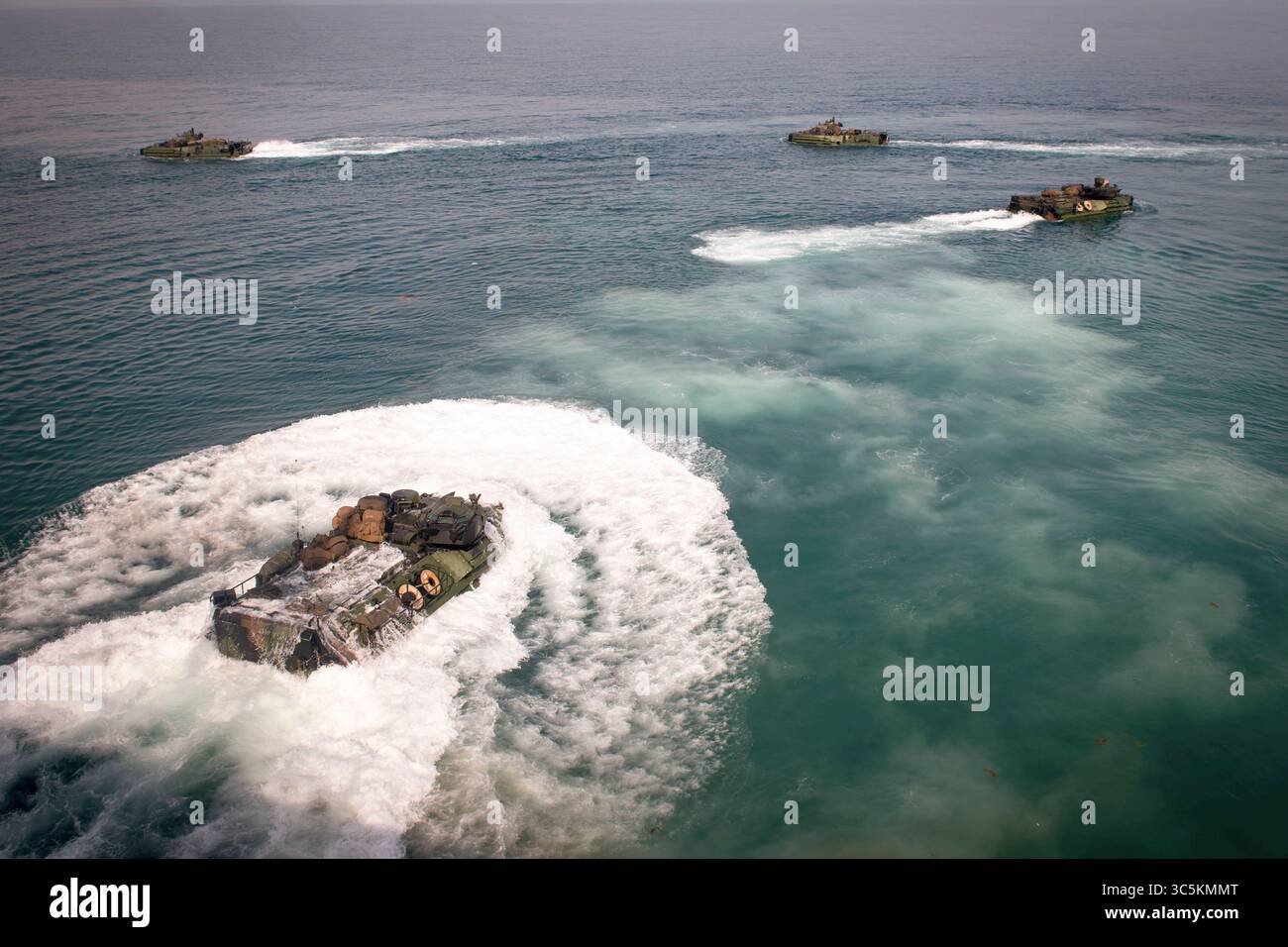 Am 23. Februar 2020 starten amphibische Angriffsfahrzeuge vom Brunnendeck des amphibischen Dock-Landungsschiffs USS Oak Hill (LSD 51). Oak Hill, Teil der Bataan Amphibious Ready Group und zusammen mit der 26th Marine Expeditionary Unit (MEU), wird in das Einsatzgebiet der 5th Fleet eingesetzt, um Marineoperationen zu unterstützen, um die Stabilität und Sicherheit der Seeschifffahrt in der Zentralregion zu gewährleisten und das Mittelmeer und den Pazifik durch den westlichen Indischen Ozean und drei strategische Drosselpunkte zu verbinden. Stockfoto