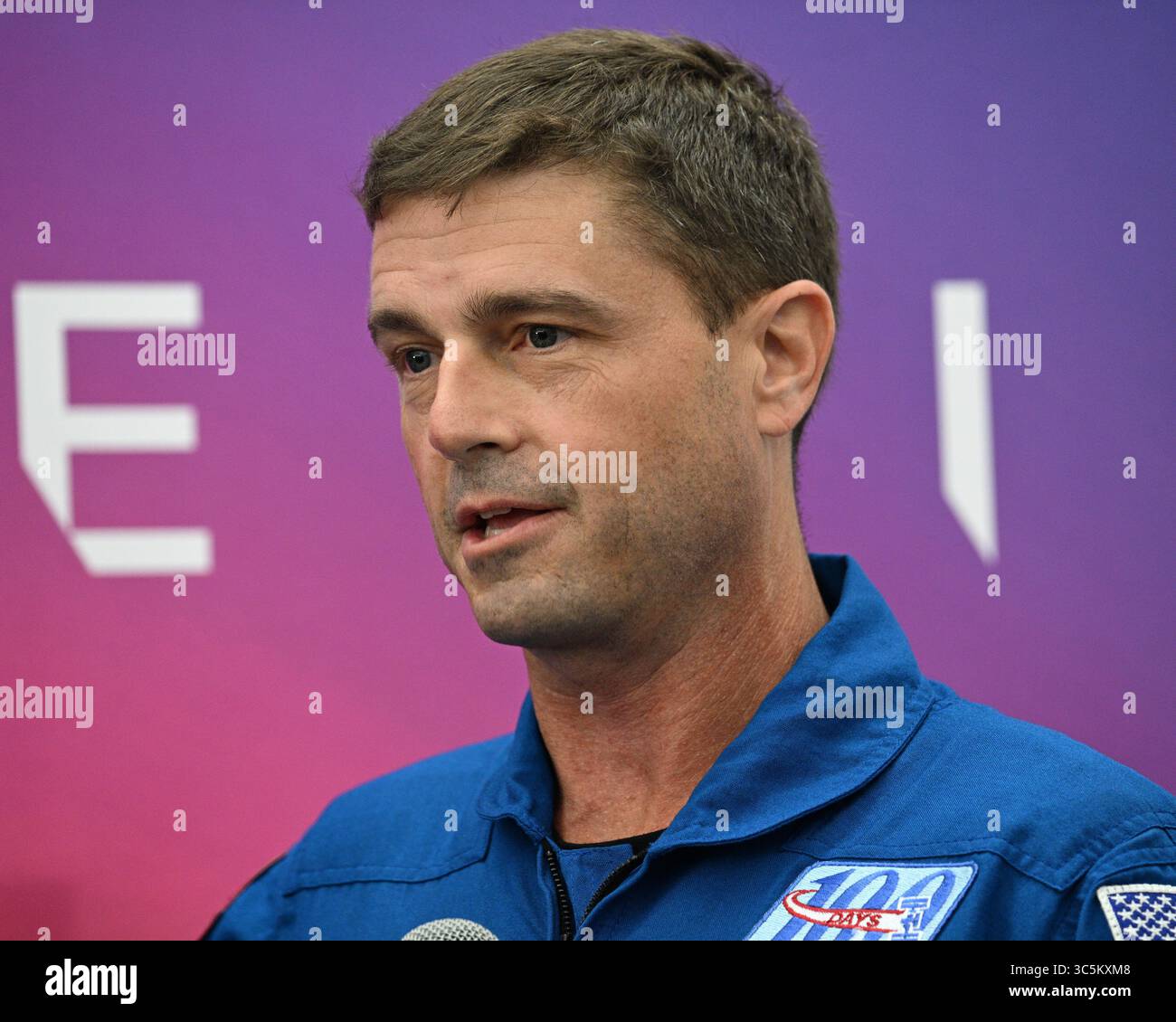 Kennedy Space Center, Usa. 30. Juli 2025. Der Artemis II Commander Reid Wiseman spricht am Mittwoch, den 30. Juli 2025, im Kennedy Space Center in Florida über bevorstehende Testaktivitäten mit den Medien. Wiseman ist da, um die Passgenauigkeit mit dem Orion-Raumschiff zu überprüfen. Die Mission, die den Mond umrunden soll, soll bereits im April 2026 gestartet werden Foto: Joe Marino/UPI Credit: UPI/Alamy Live News Stockfoto