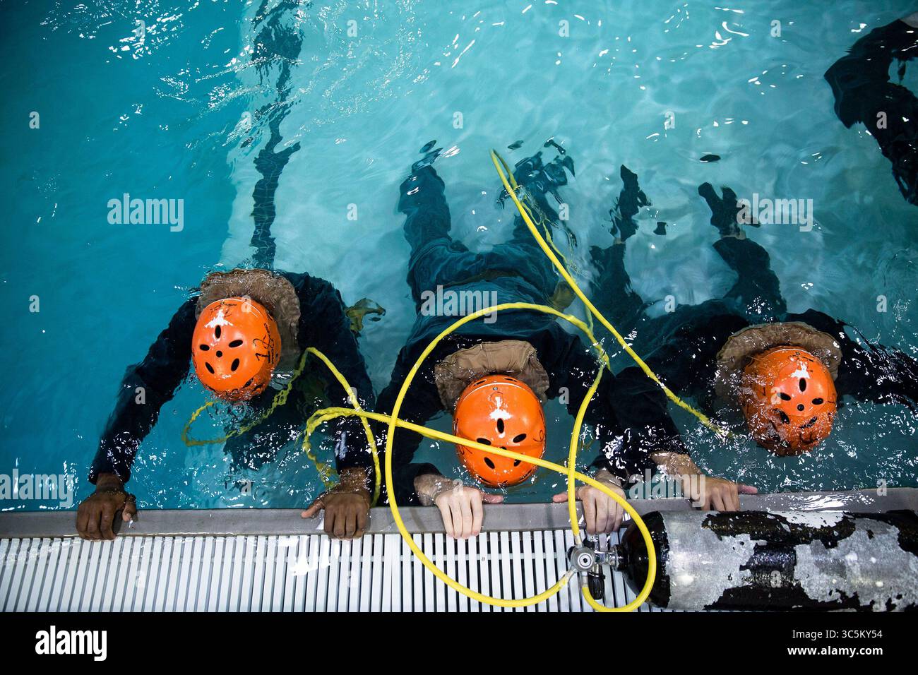 27. Februar 2020 - Camp Lejeune, North Carolina, USA - Marines mit der 24. Marine Expeditionary Unit üben das Atmen unter Wasser während des Helikopter-Ausstiegstrainings im Water Survival Training Center in Camp Lejeune, North Carolina, 27. Februar 2020. Ausstiegstraining gibt Marines und Seeleuten das Vertrauen, ein untergetauchtes Flugzeug sicher und effizient zu verlassen. (Kreditbild: © U.S. Marines/ZUMA Wire/ZUMAPRESS.com) Stockfoto