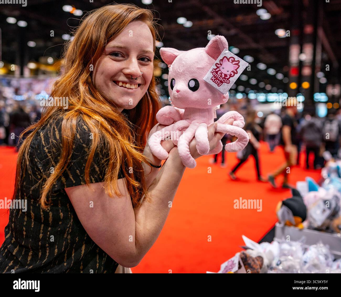 28. Februar 2020, Chicago, Illinois, USA: Eine Betrügerin zeigt ihr neues Plüschtier Tentacle Kitty auf der C2E2 (Foto: © Chris Riha/ZUMA Wire) Stockfoto