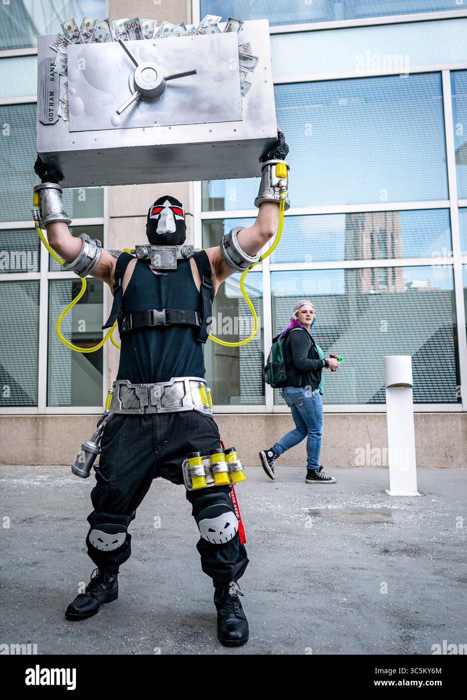 28. Februar 2020, Chicago, Illinois, USA: Bane Cosplayer hebt einen Safe vor C2E2 am McCromick Place (Foto: © Chris Riha/ZUMA Wire) Stockfoto