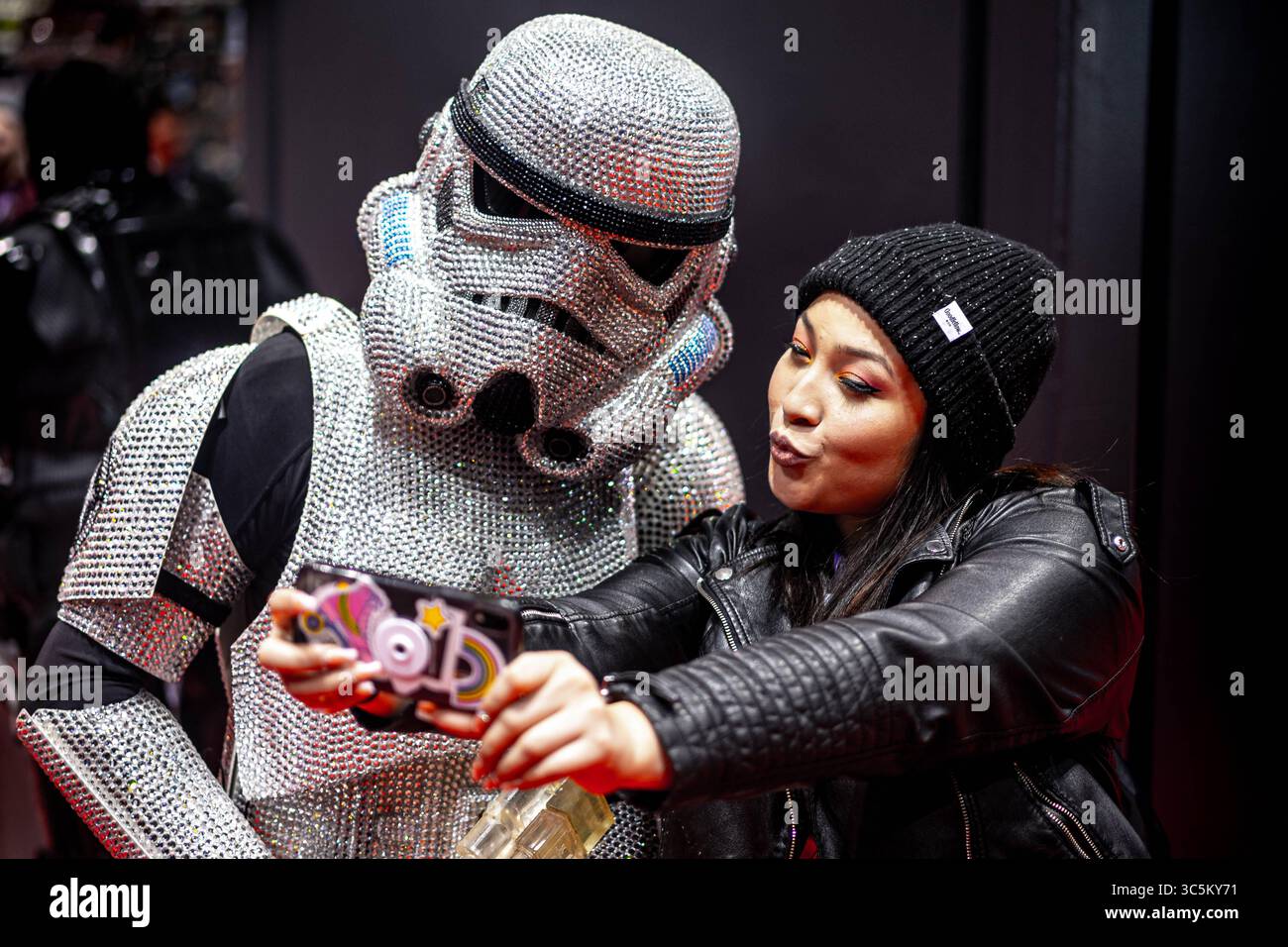 28. Februar 2020, Chicago, Illinois, USA: The Rhinestone Stormtrooper posiert mit einem Betrüger auf der C2E2 (Foto: © Chris Riha/ZUMA Wire) Stockfoto