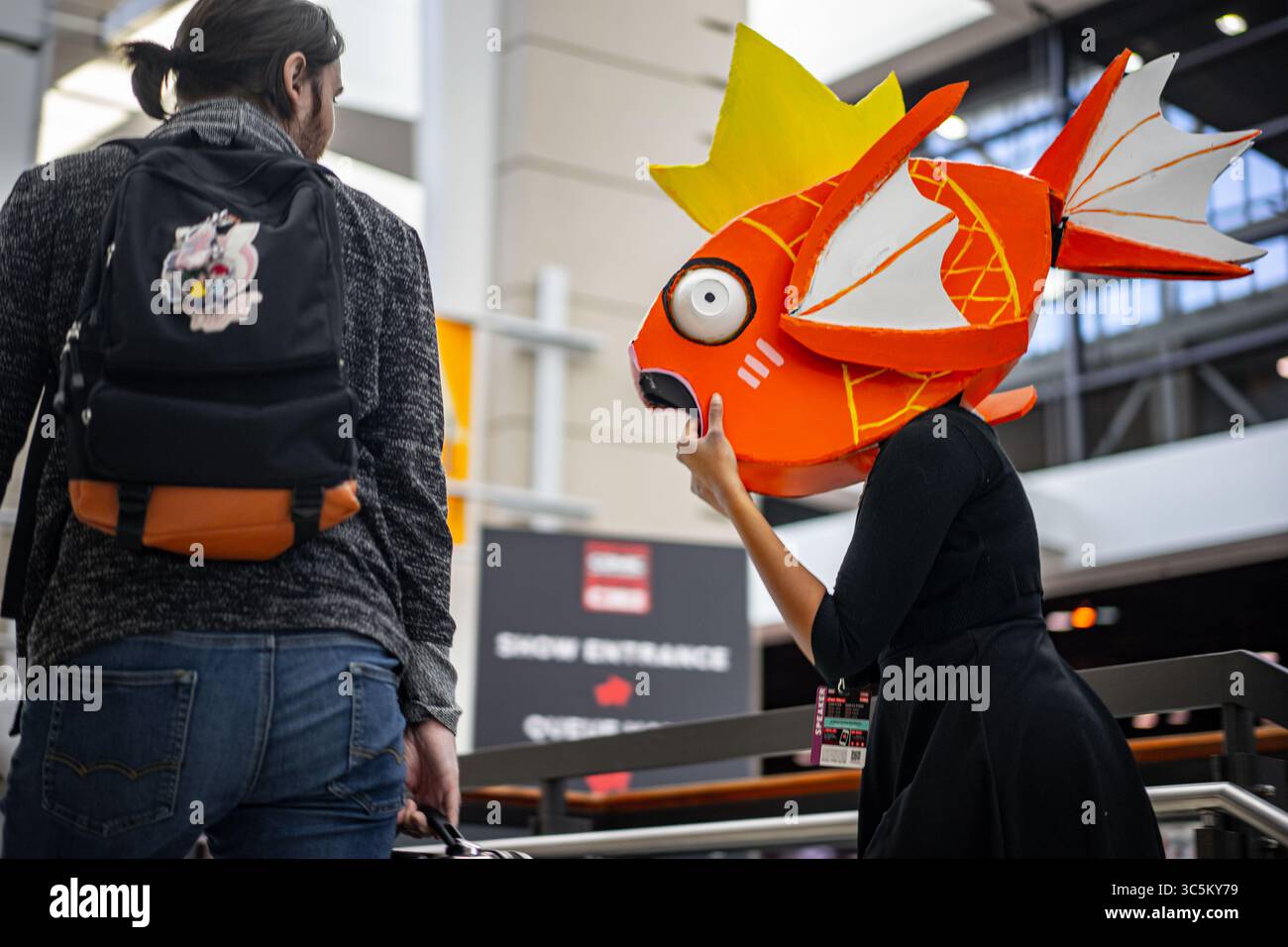 29. Februar 2020, Chicago, Illinois, USA: Ein Magikarp-köpfiger Betrüger betritt das Hauptgeschoss der C2E2 (Foto: © Chris Riha/ZUMA Wire) Stockfoto