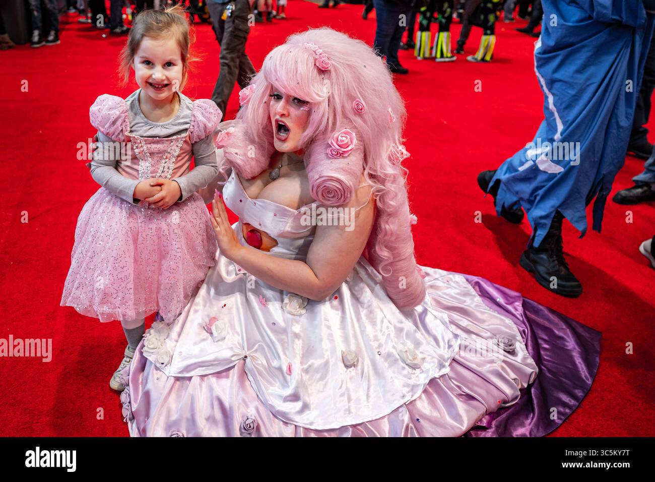 28. Februar 2020, Chicago, Illinois, USA: Cosplayer Bakamono posiert für Bilder mit einer begeisterten Prinzessin auf der C2E2 (Credit Image: © Chris Riha/ZUMA Wire) Stockfoto