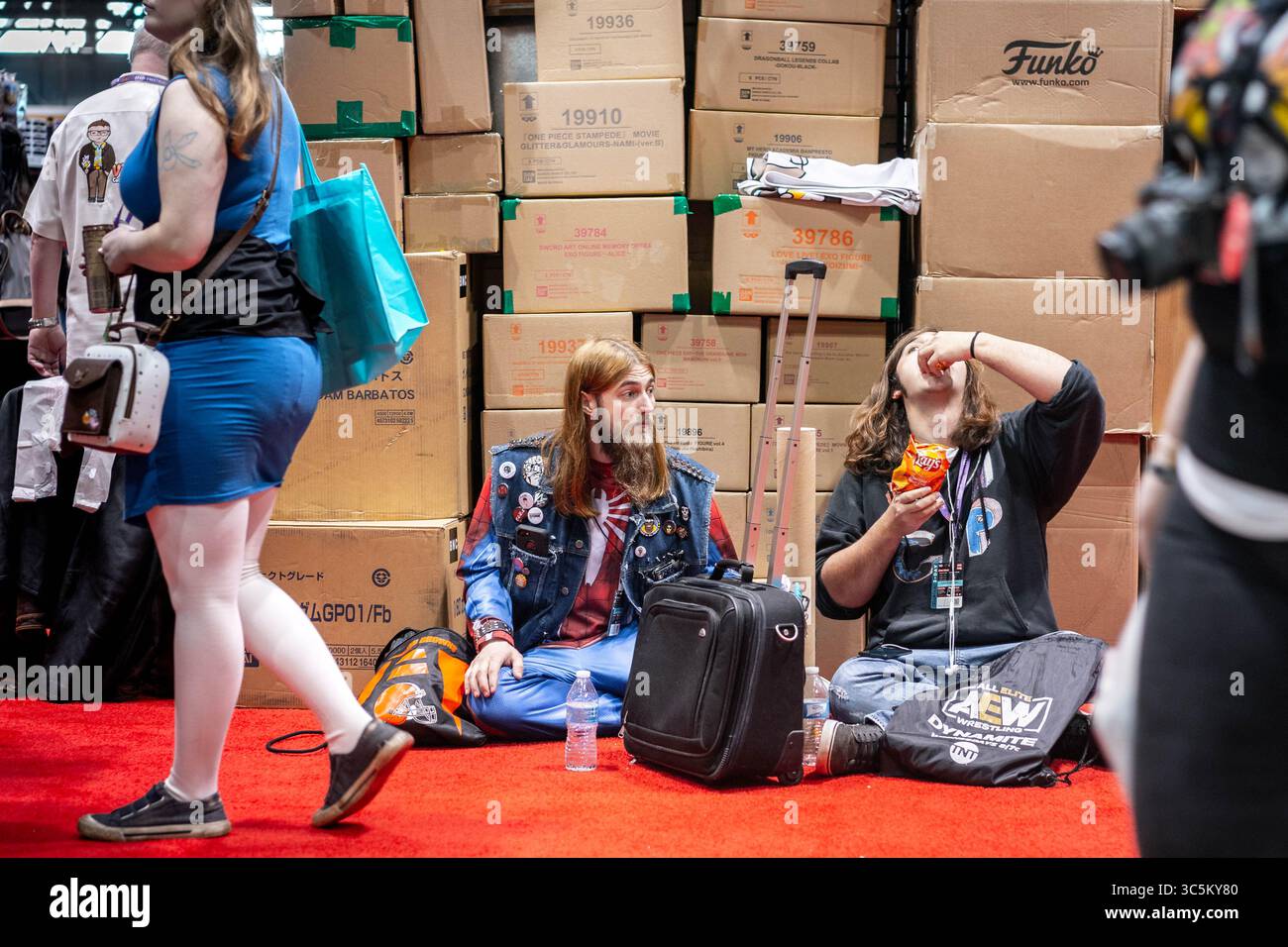 März 2020, Chicago, Illinois, USA: Betrüger, die eine Pause auf der C2E2-Show machen (Foto: © Chris Riha/ZUMA Wire) Stockfoto