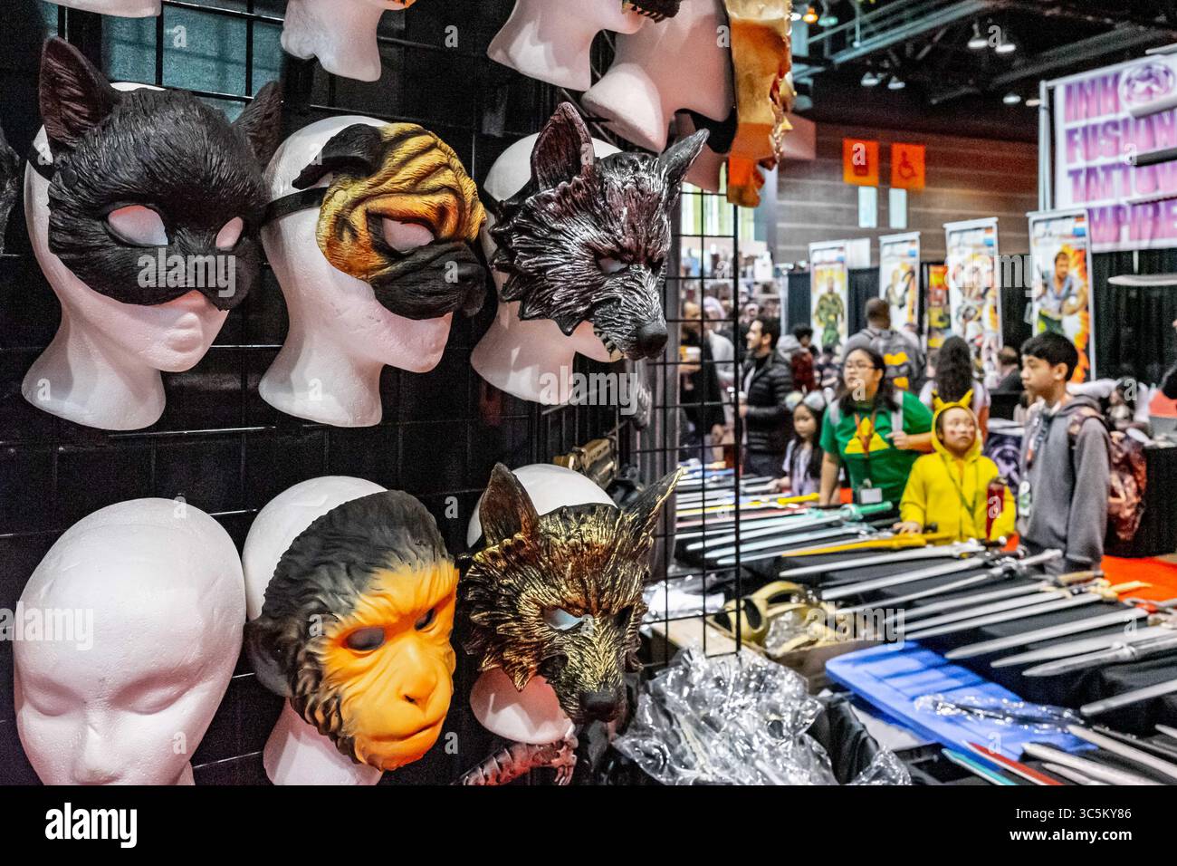 März 2020, Chicago, Illinois, USA: Requisitionswaffen und Masken zum Verkauf bei C2E2 (Bild: © Chris Riha/ZUMA Wire) Stockfoto