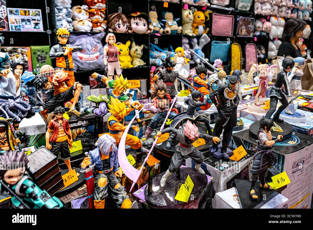Februar 2020, Chicago, Illinois, USA: Waren und Statuen zum Verkauf auf der C2E2 (Bild: © Chris Riha/ZUMA Wire) Stockfoto