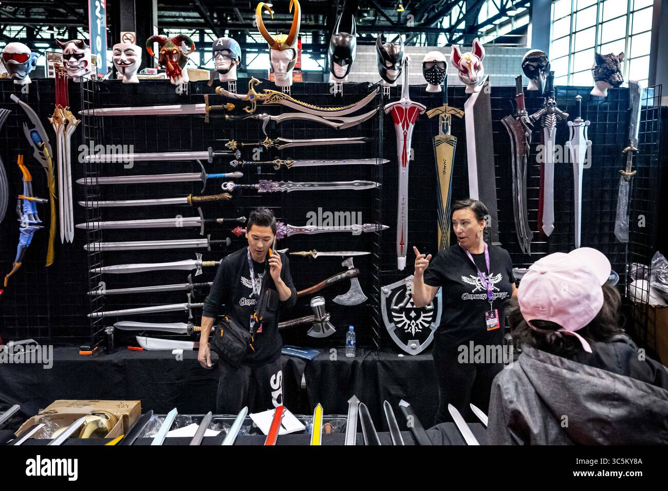 März 2020, Chicago, Illinois, USA: Requisitionswaffen und Masken zum Verkauf bei C2E2 (Bild: © Chris Riha/ZUMA Wire) Stockfoto