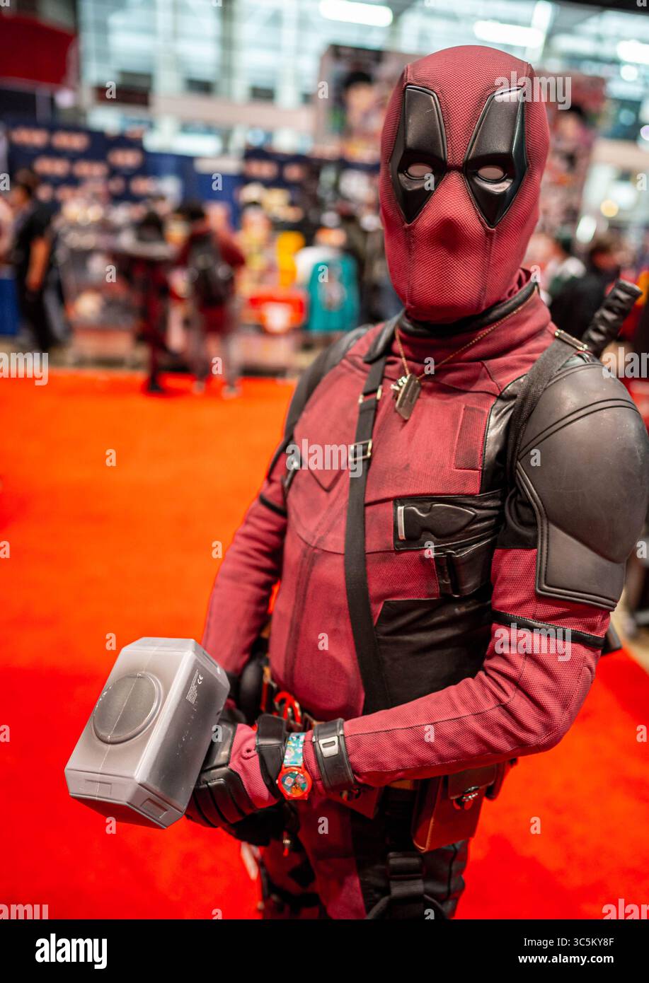 28. Februar 2020, Chicago, Illinois, USA: Deadpool Cosplayer Wielding Thor's Hammer, Mjolnir, at C2E2 (Bild: © Chris Riha/ZUMA Wire) Stockfoto